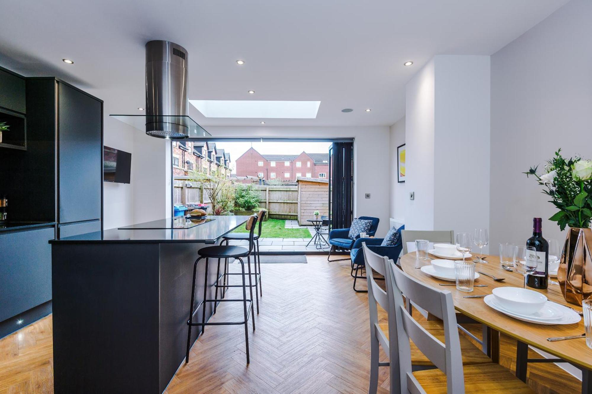 4 Bed House-2 Parking Spaces-vibrant Location Holiday home *