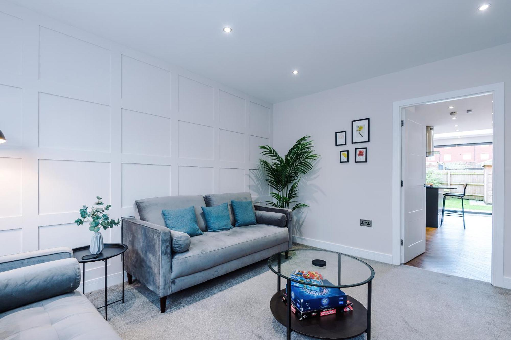 4 Bed House-2 Parking Spaces-vibrant Location Holiday home Manchester