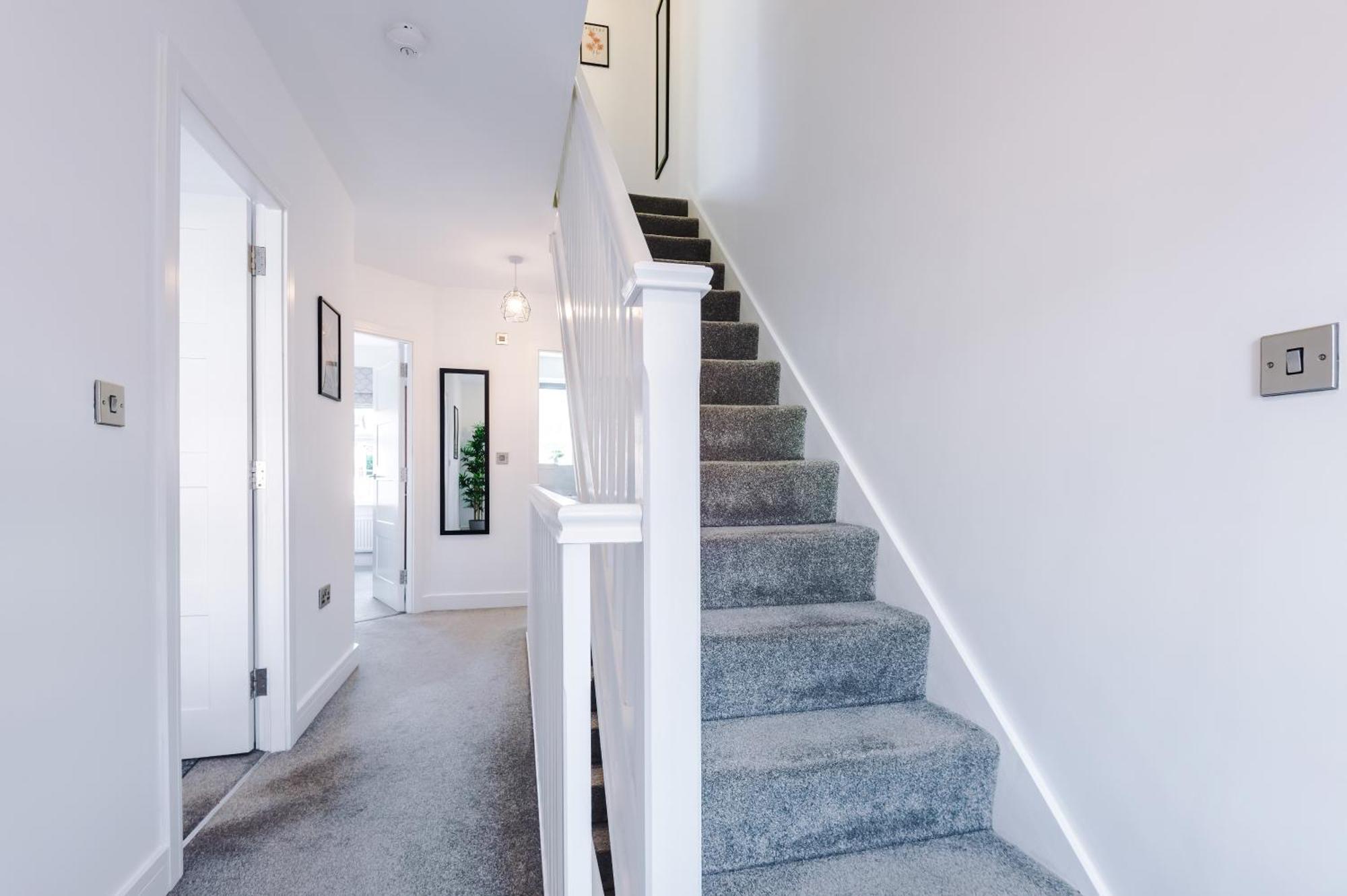 4 Bed House-2 Parking Spaces-vibrant Location Holiday home *
