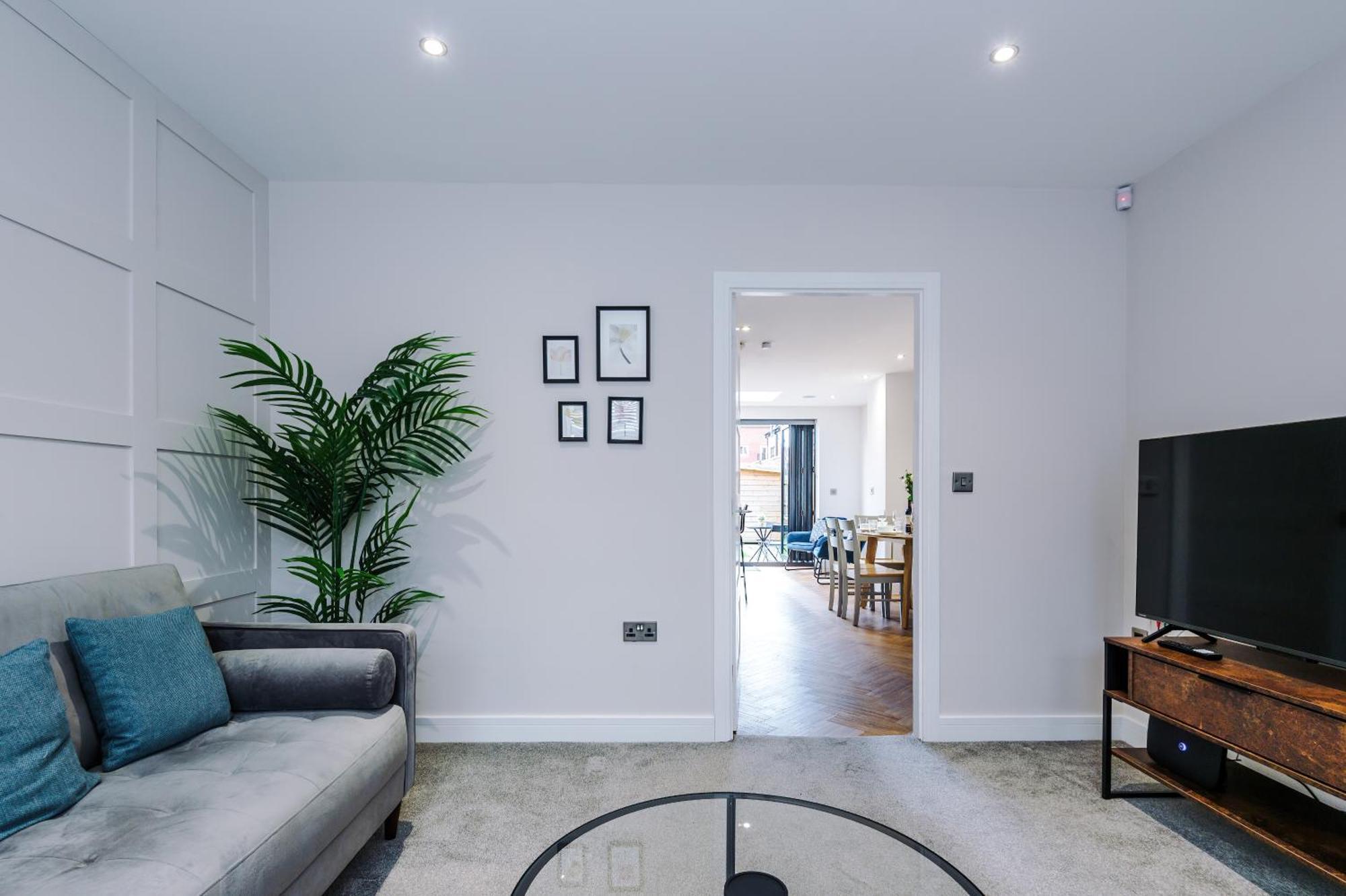 Holiday home 4 Bed House-2 Parking Spaces-vibrant Location *