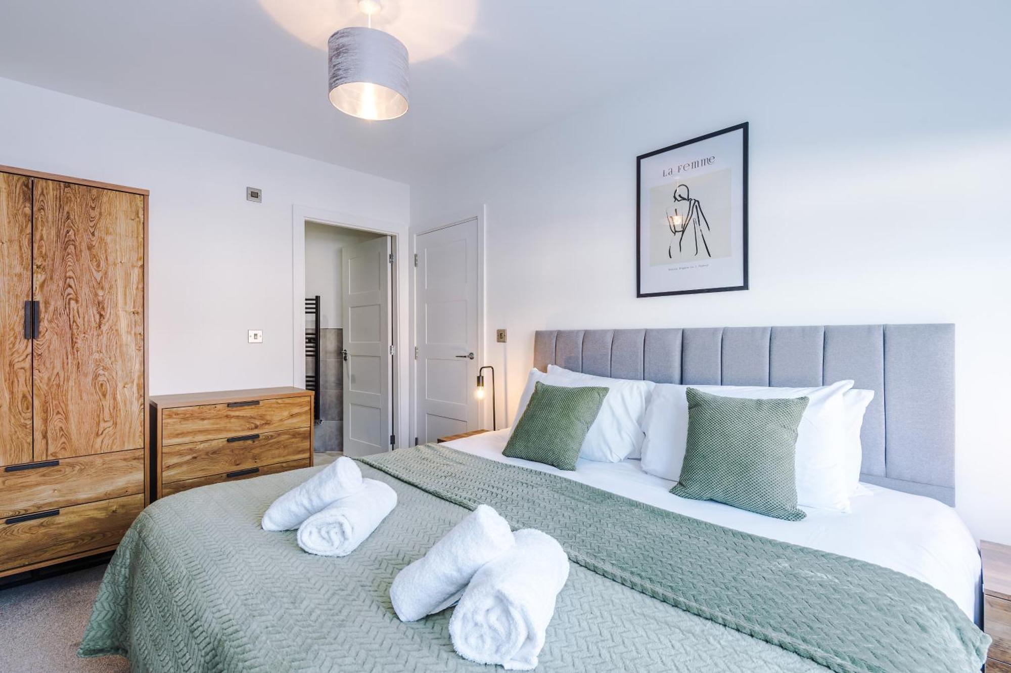 4 Bed House-2 Parking Spaces-vibrant Location *