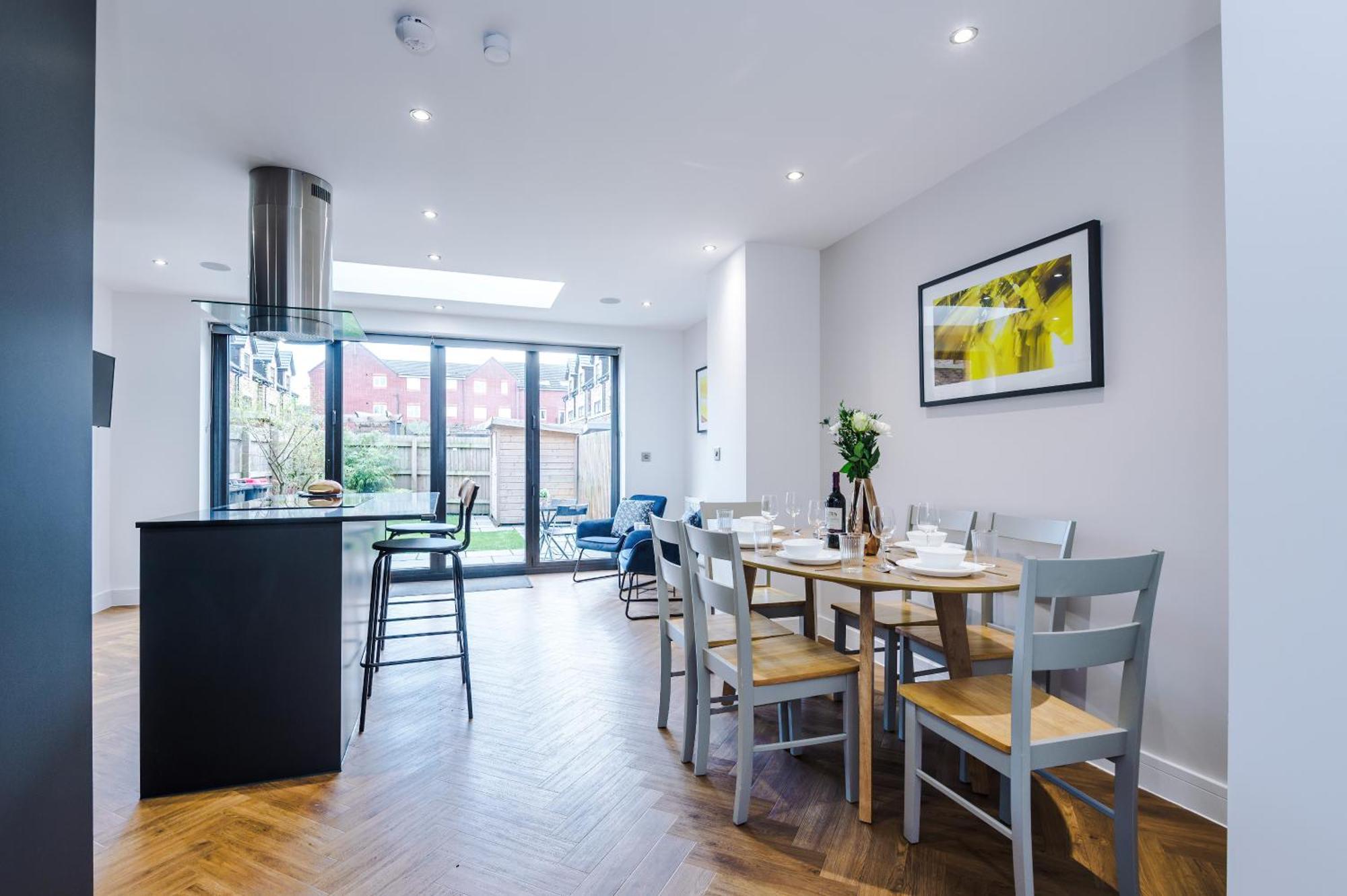 4 Bed House-2 Parking Spaces-vibrant Location Manchester