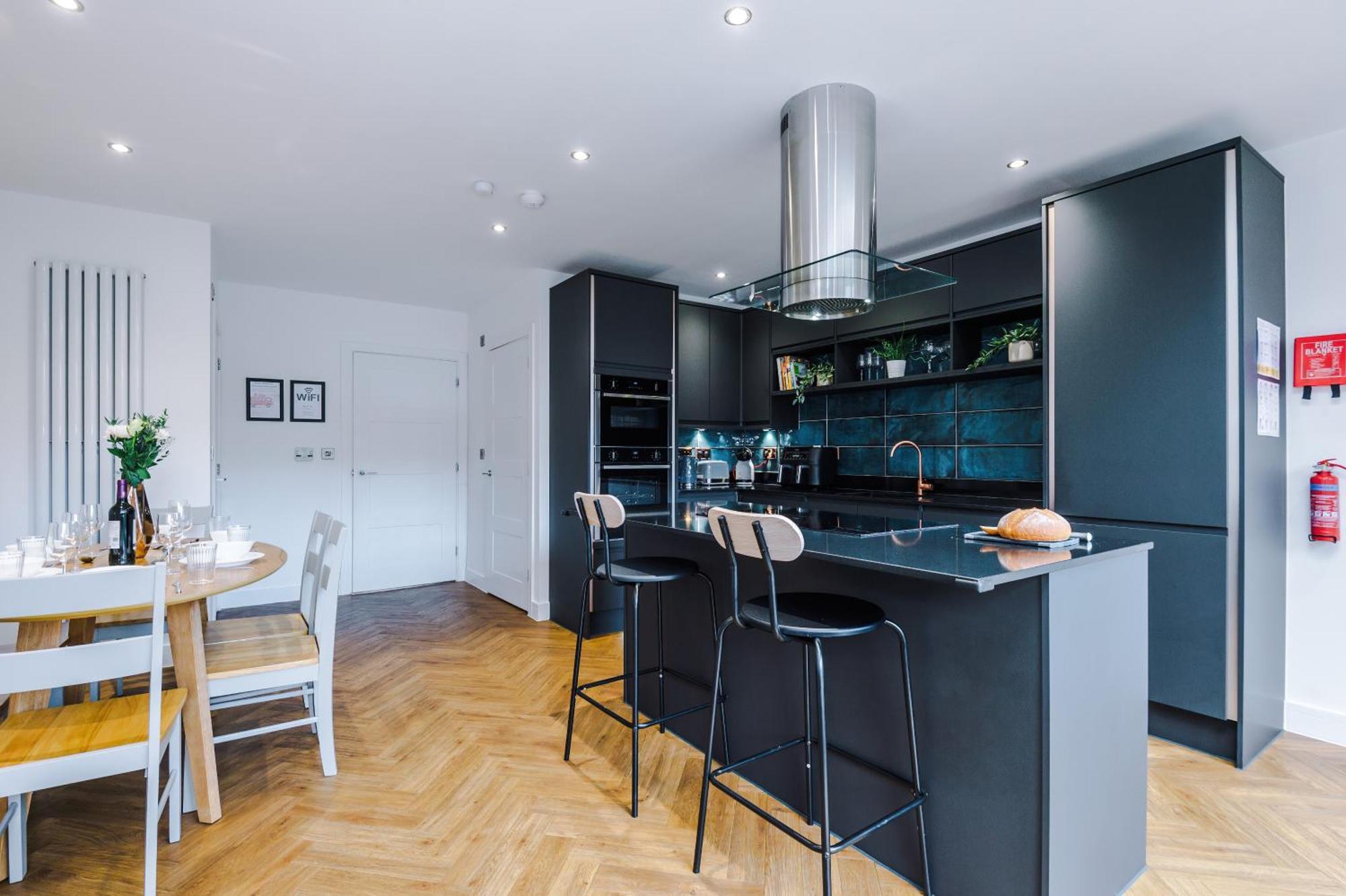 4 Bed House-2 Parking Spaces-vibrant Location * Manchester