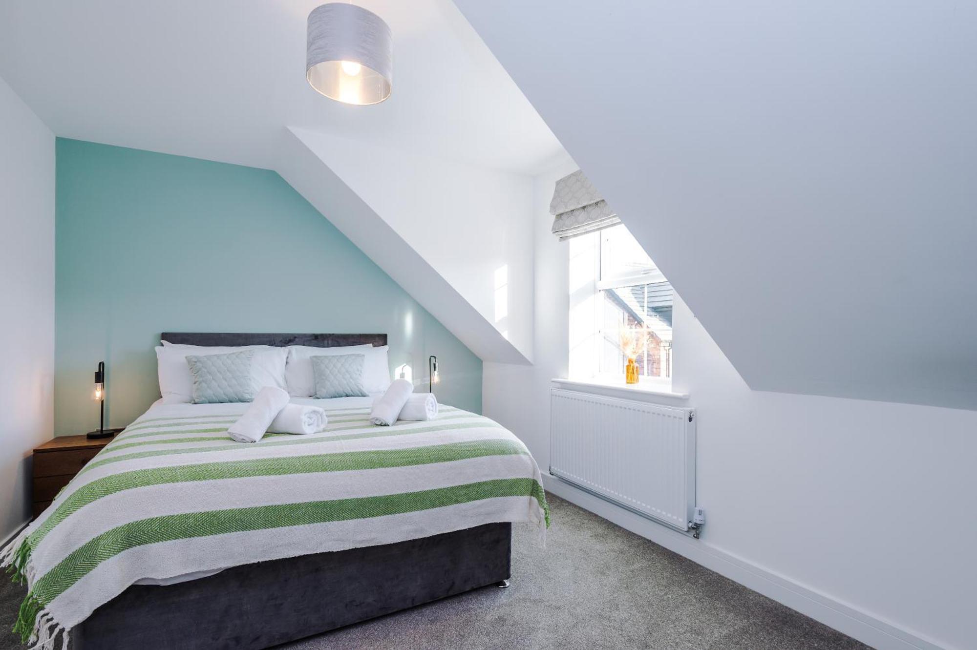 Holiday home 4 Bed House-2 Parking Spaces-vibrant Location *