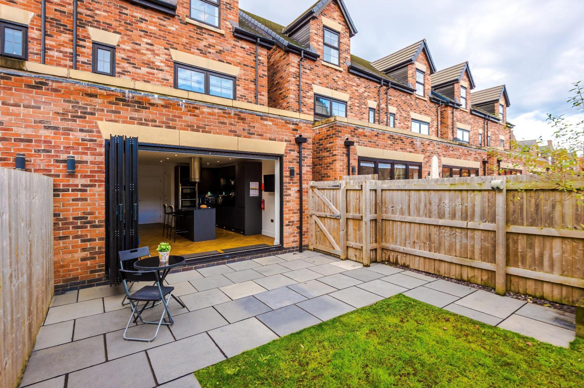 4 Bed House-2 Parking Spaces-vibrant Location * Manchester