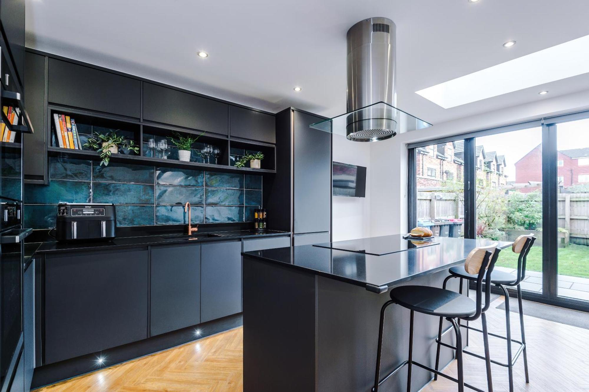 4 Bed House-2 Parking Spaces-vibrant Location Manchester