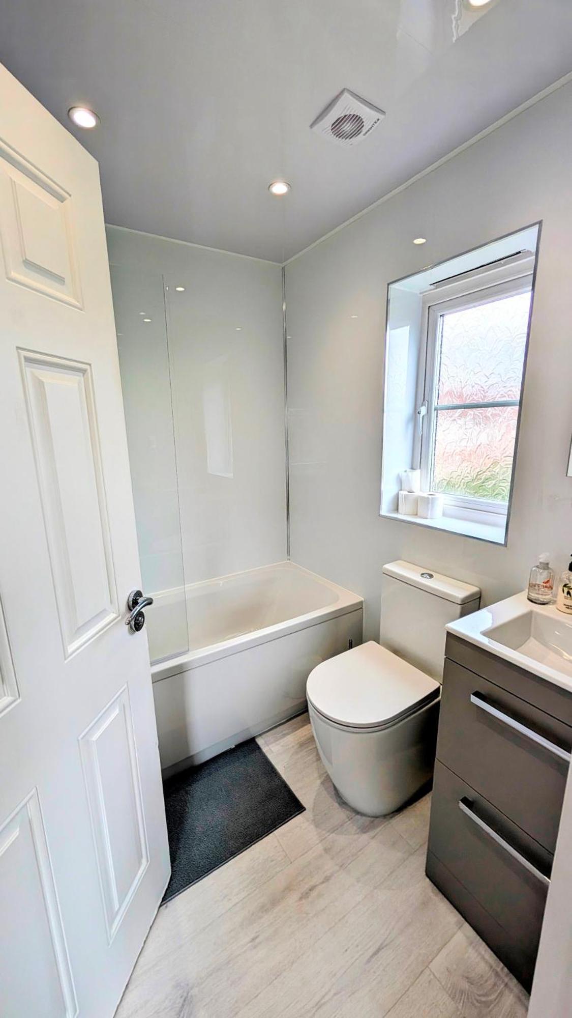 Charming Townhome Retreat, Close To * Manchester