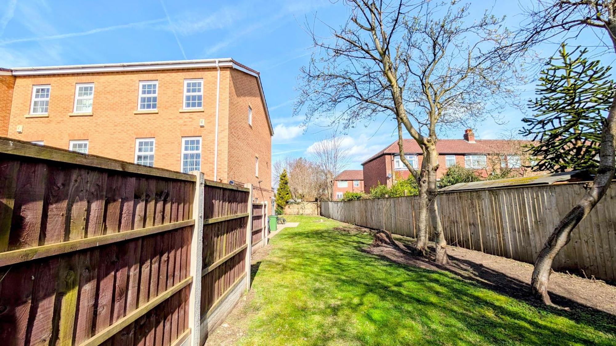 Charming Townhome Retreat, Close To Holiday home *