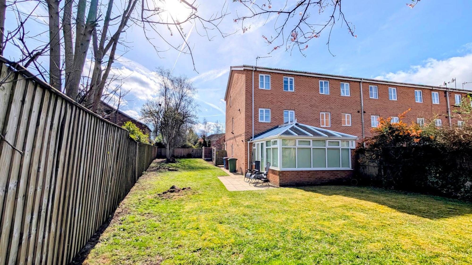 Charming Townhome Retreat, Close To Holiday home *