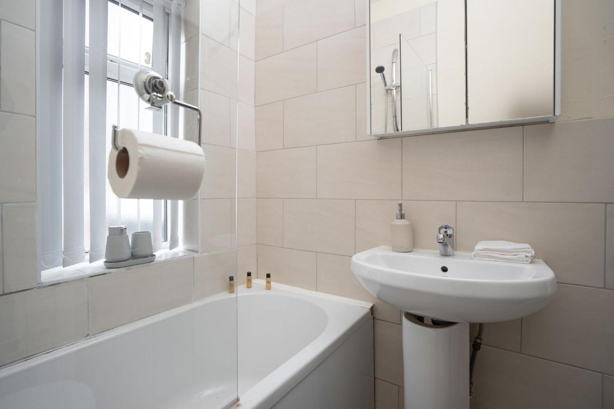 Spacious 4-bedroom Retreat With Garden *