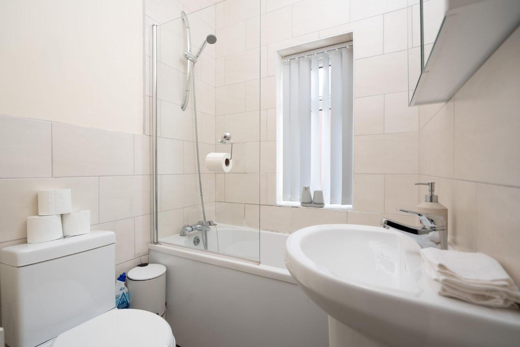 Vakantiehuis Spacious 4-bedroom Retreat With Garden Manchester