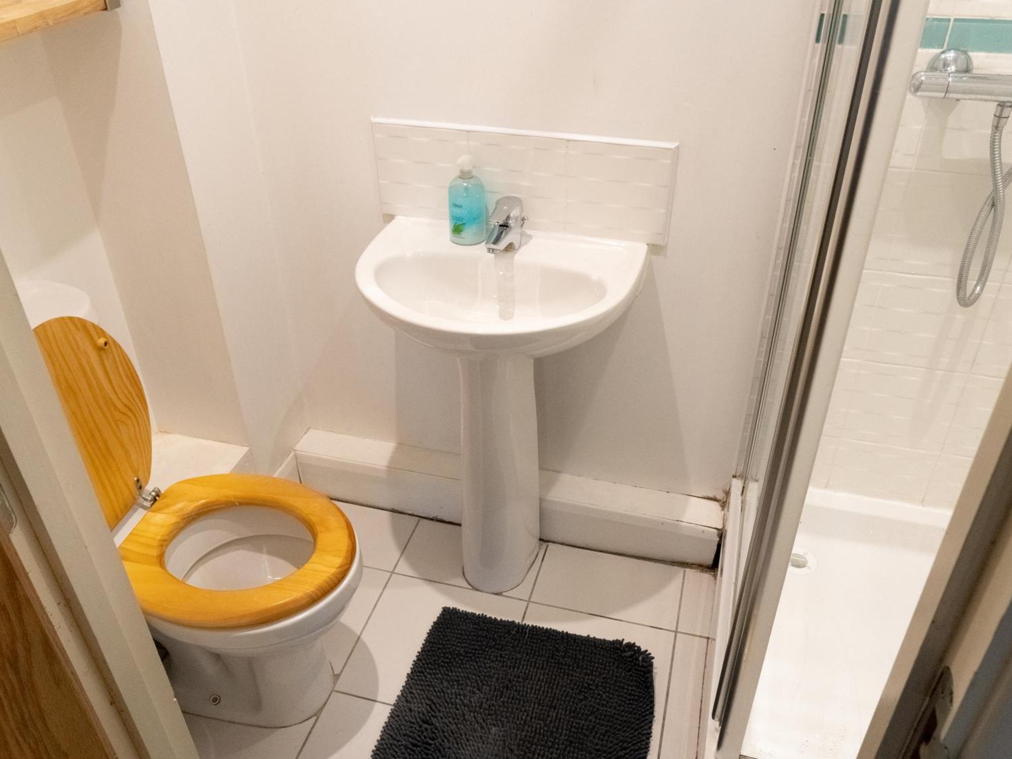 Spacious 2 Bed Flat, Free Parking, Close To Town Manchester