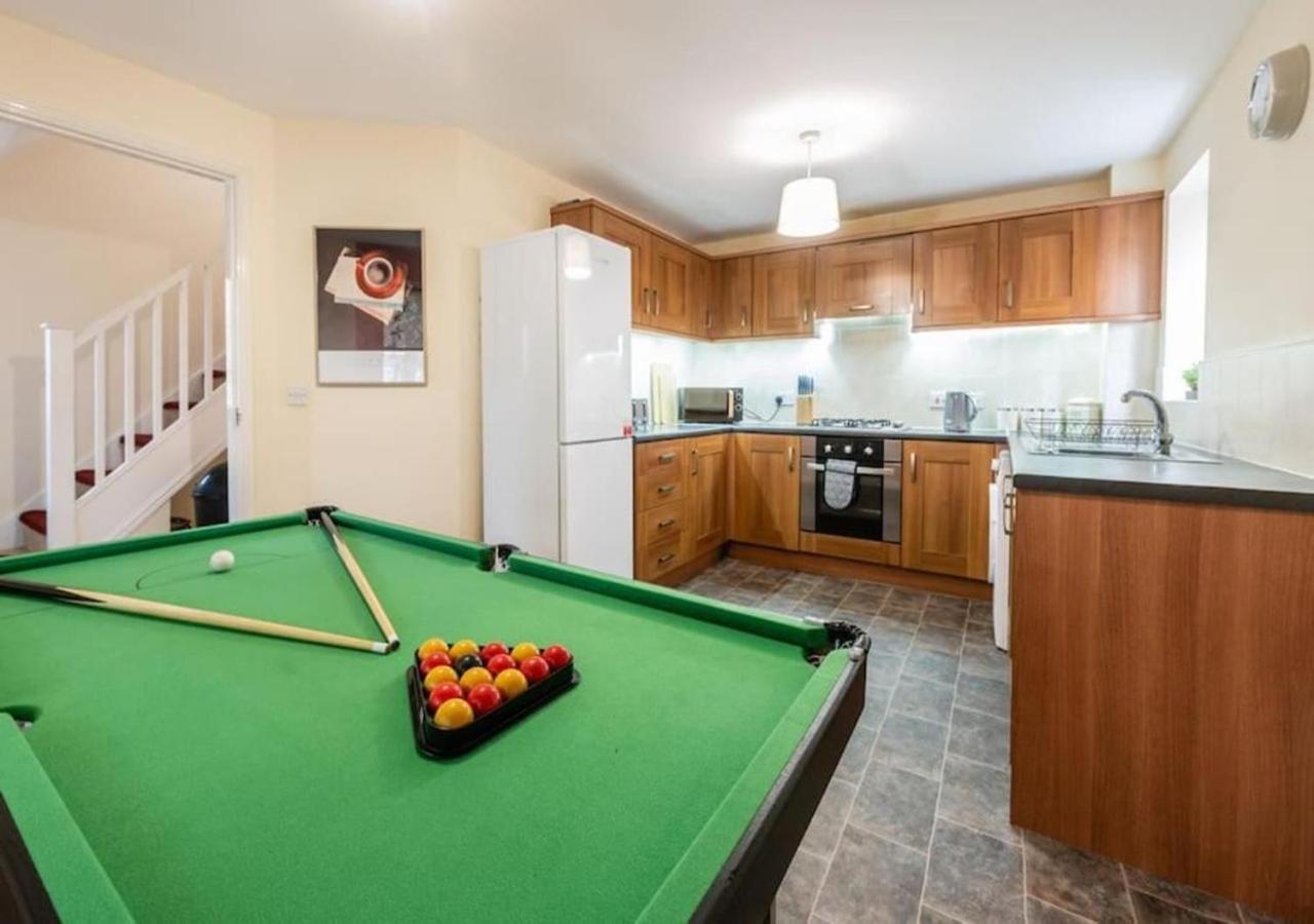 4 Beds, Sleeps 7, Driveway, Comfy Beds Vakantiehuis Manchester