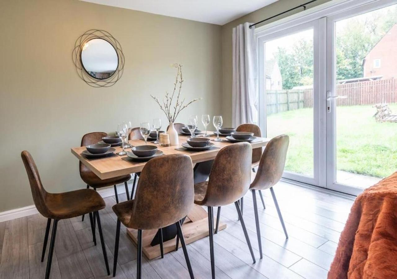Vakantiehuis 4 Beds, Sleeps 7, Driveway, Comfy Beds *