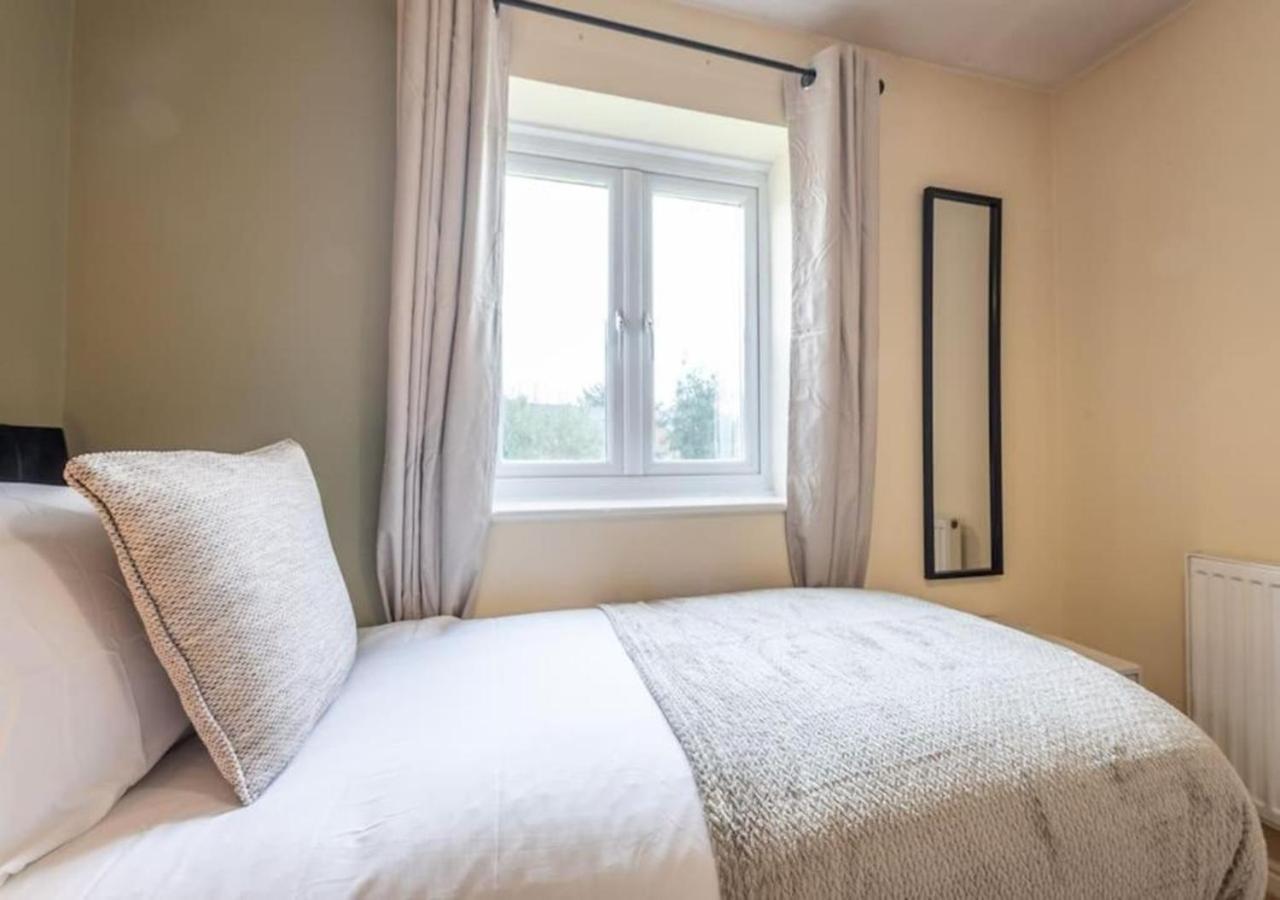 4 Beds, Sleeps 7, Driveway, Comfy Beds Vakantiehuis Manchester
