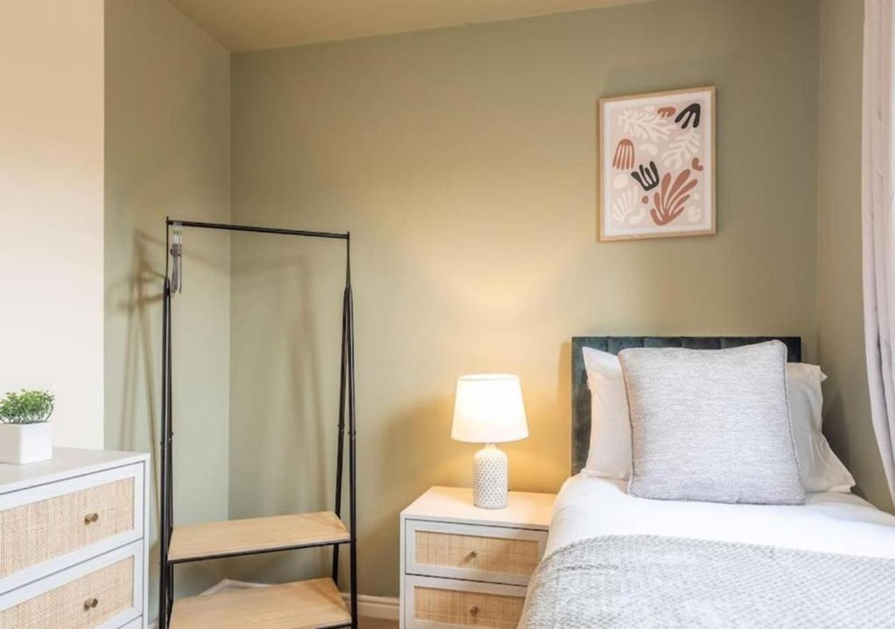 Vakantiehuis 4 Beds, Sleeps 7, Driveway, Comfy Beds Manchester