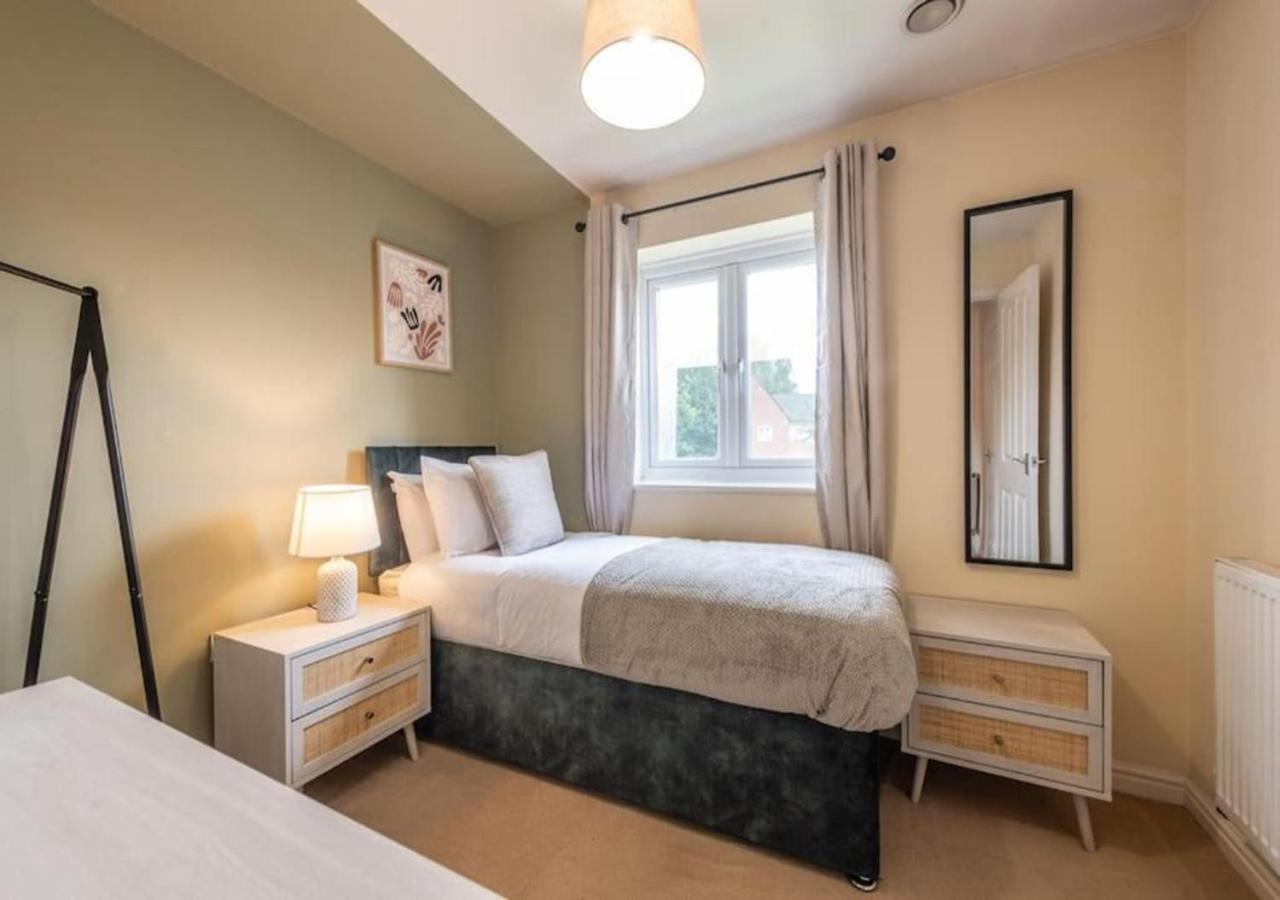 4 Beds, Sleeps 7, Driveway, Comfy Beds Vakantiehuis *