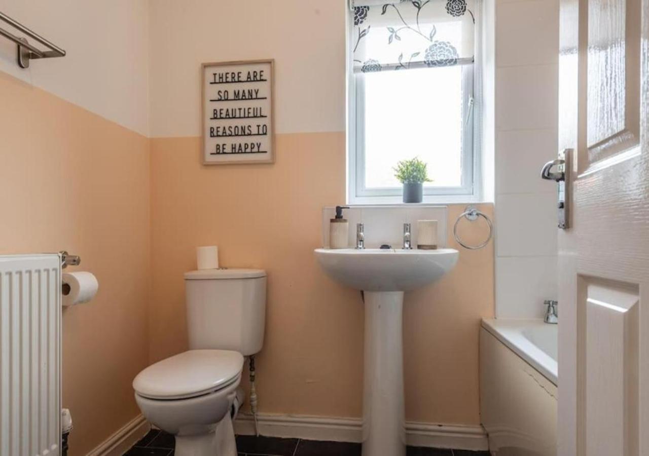 Vakantiehuis 4 Beds, Sleeps 7, Driveway, Comfy Beds *