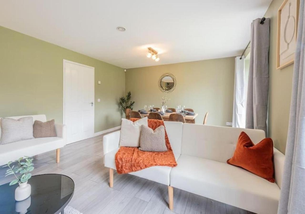 Vakantiehuis 4 Beds, Sleeps 7, Driveway, Comfy Beds *