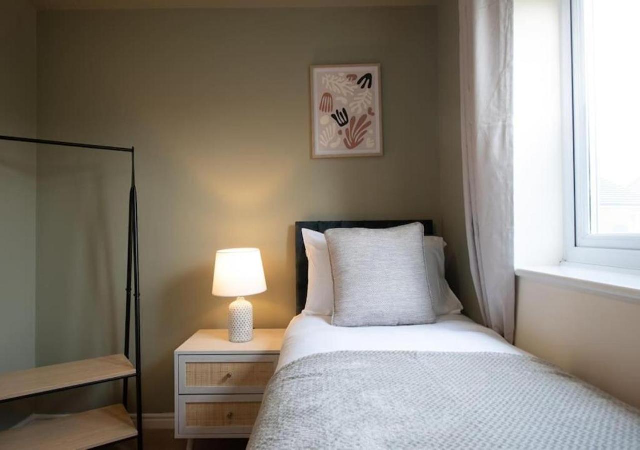 Vakantiehuis 4 Beds, Sleeps 7, Driveway, Comfy Beds Manchester