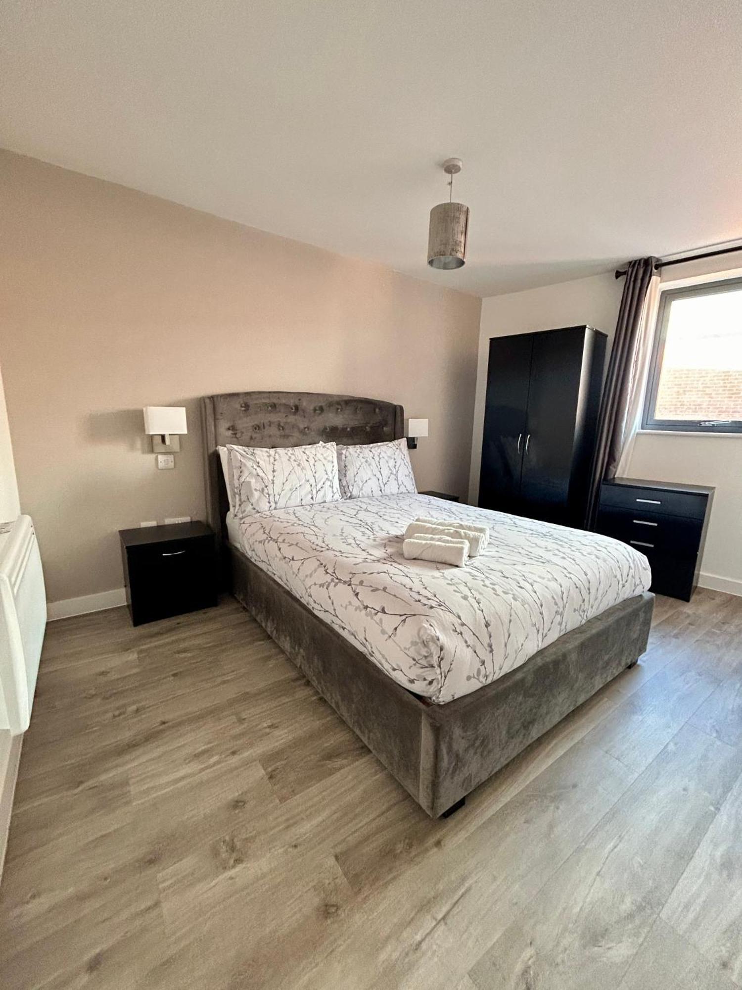 Apartment Centre 2 Bed With A Balcony *