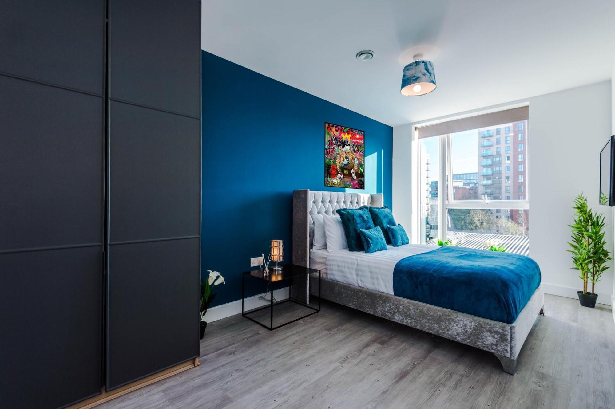 Lux Livin' - Luxury 5 Bed Centre