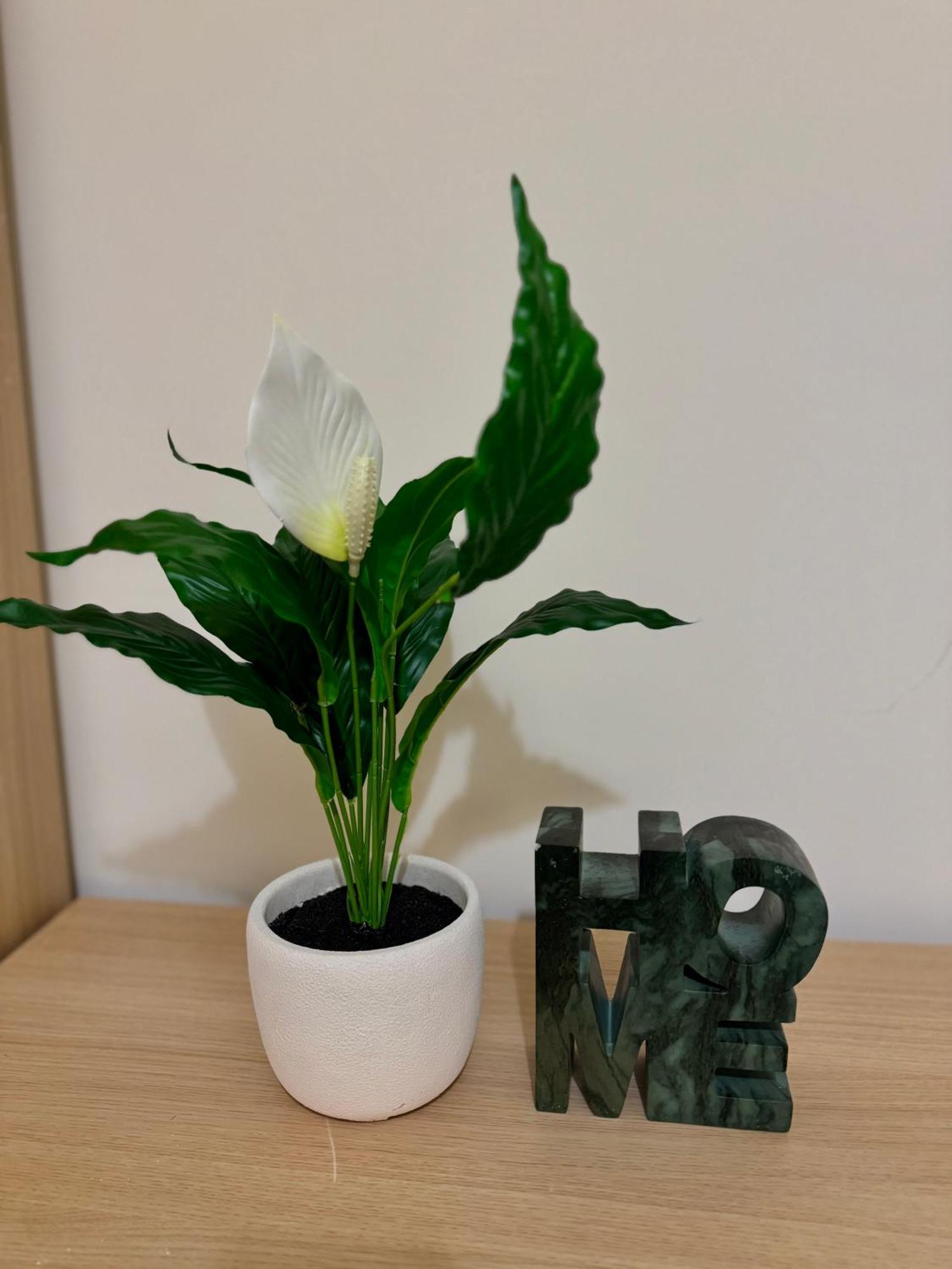 Apartment Chic Trafford Apartment, Private Underground Parking, Fast Wi-fi, Self Check-in Anytime, 5 Mins To Old Trafford Stadium *