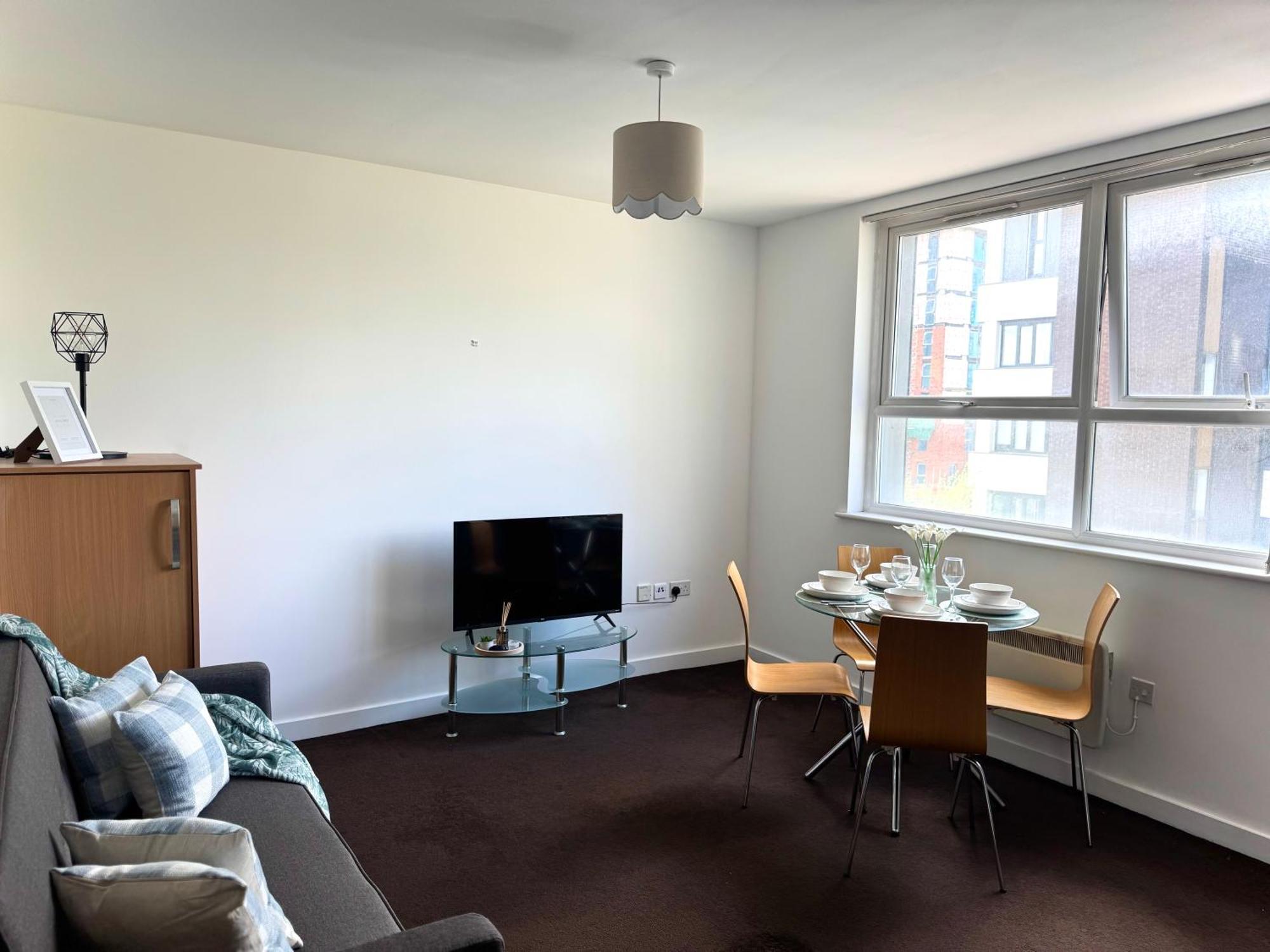 Chic Trafford Apartment, Private Underground Parking, Fast Wi-fi, Self Check-in Anytime, 5 Mins To Old Trafford Stadium Apartment *