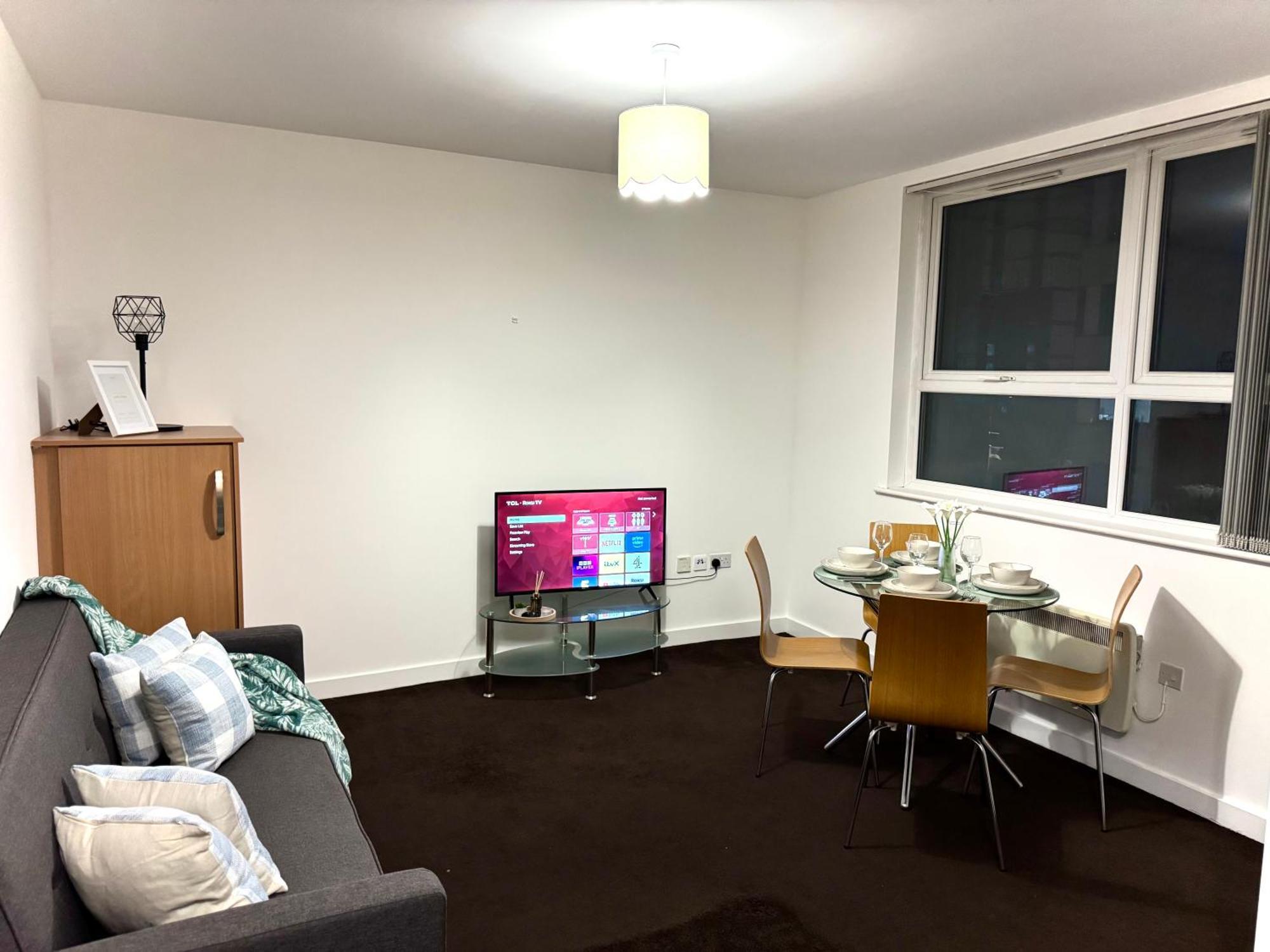 Chic Trafford Apartment, Private Underground Parking, Fast Wi-fi, Self Check-in Anytime, 5 Mins To Old Trafford Stadium *