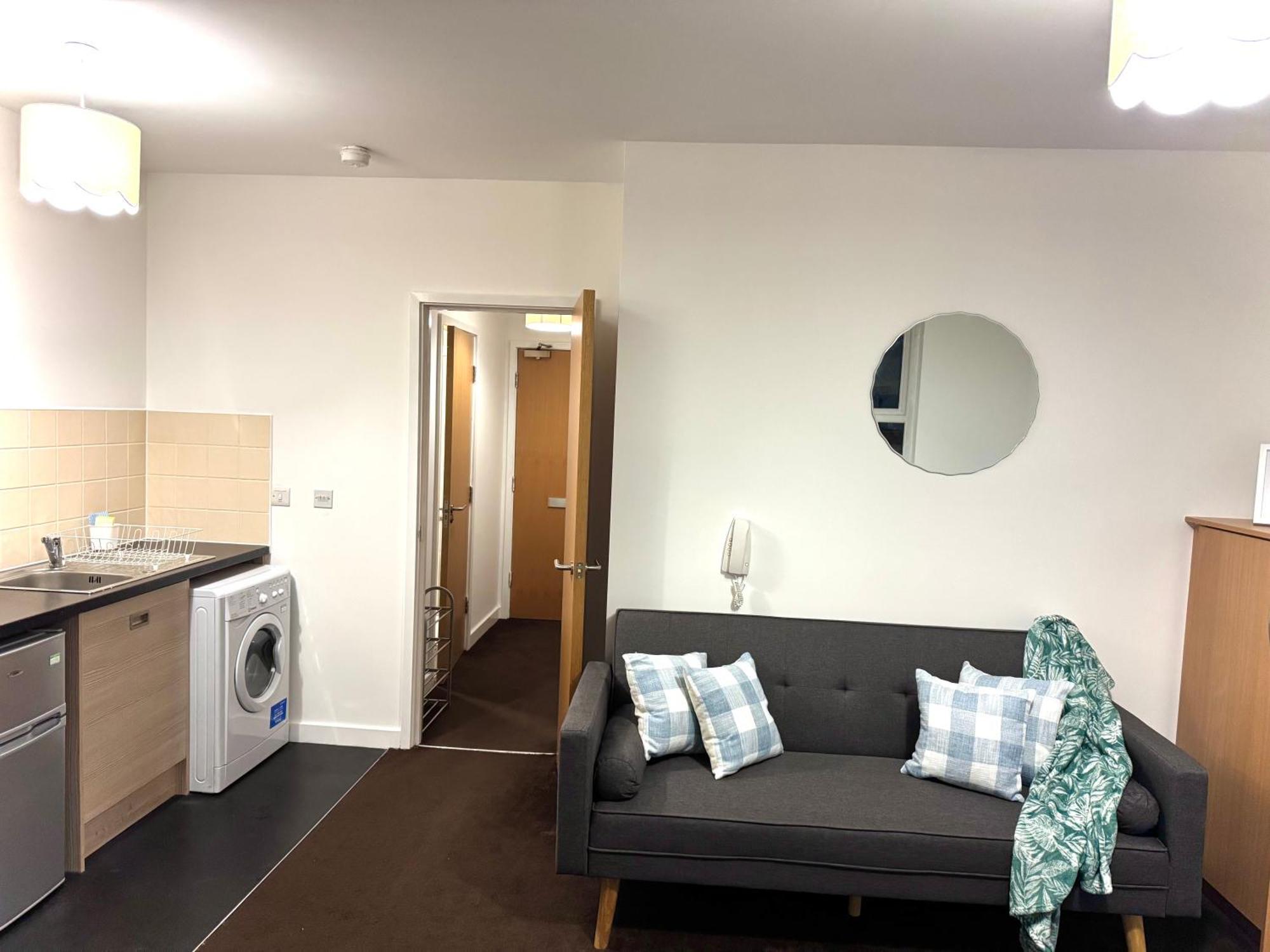 Chic Trafford Apartment, Private Underground Parking, Fast Wi-fi, Self Check-in Anytime, 5 Mins To Old Trafford Stadium Apartment