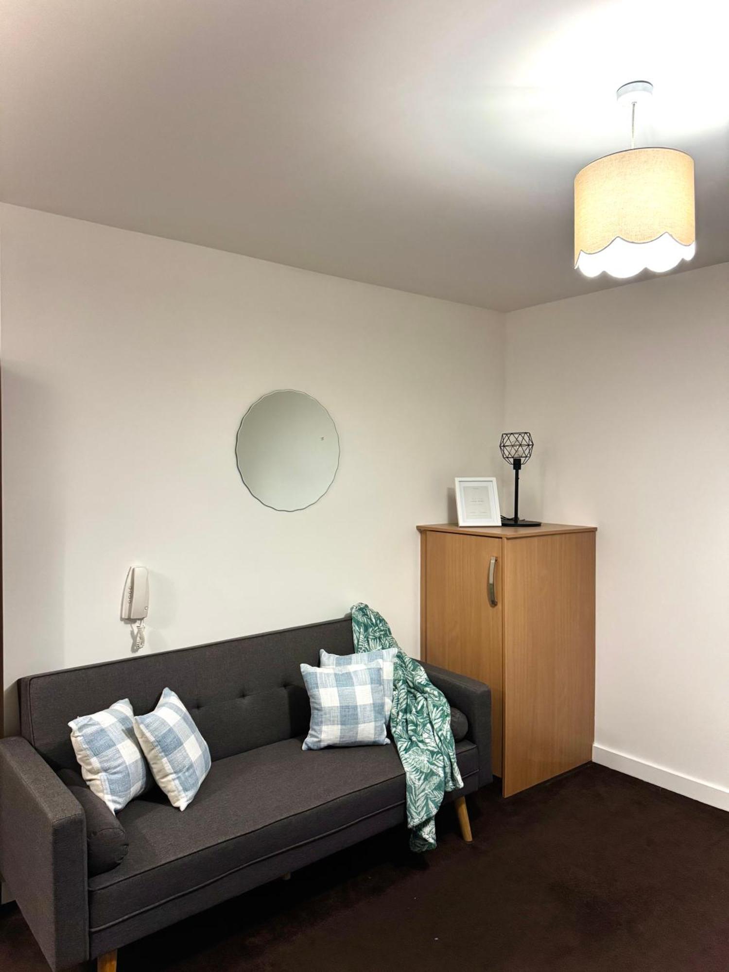 Chic Trafford Apartment, Private Underground Parking, Fast Wi-fi, Self Check-in Anytime, 5 Mins To Old Trafford Stadium Apartment Manchester