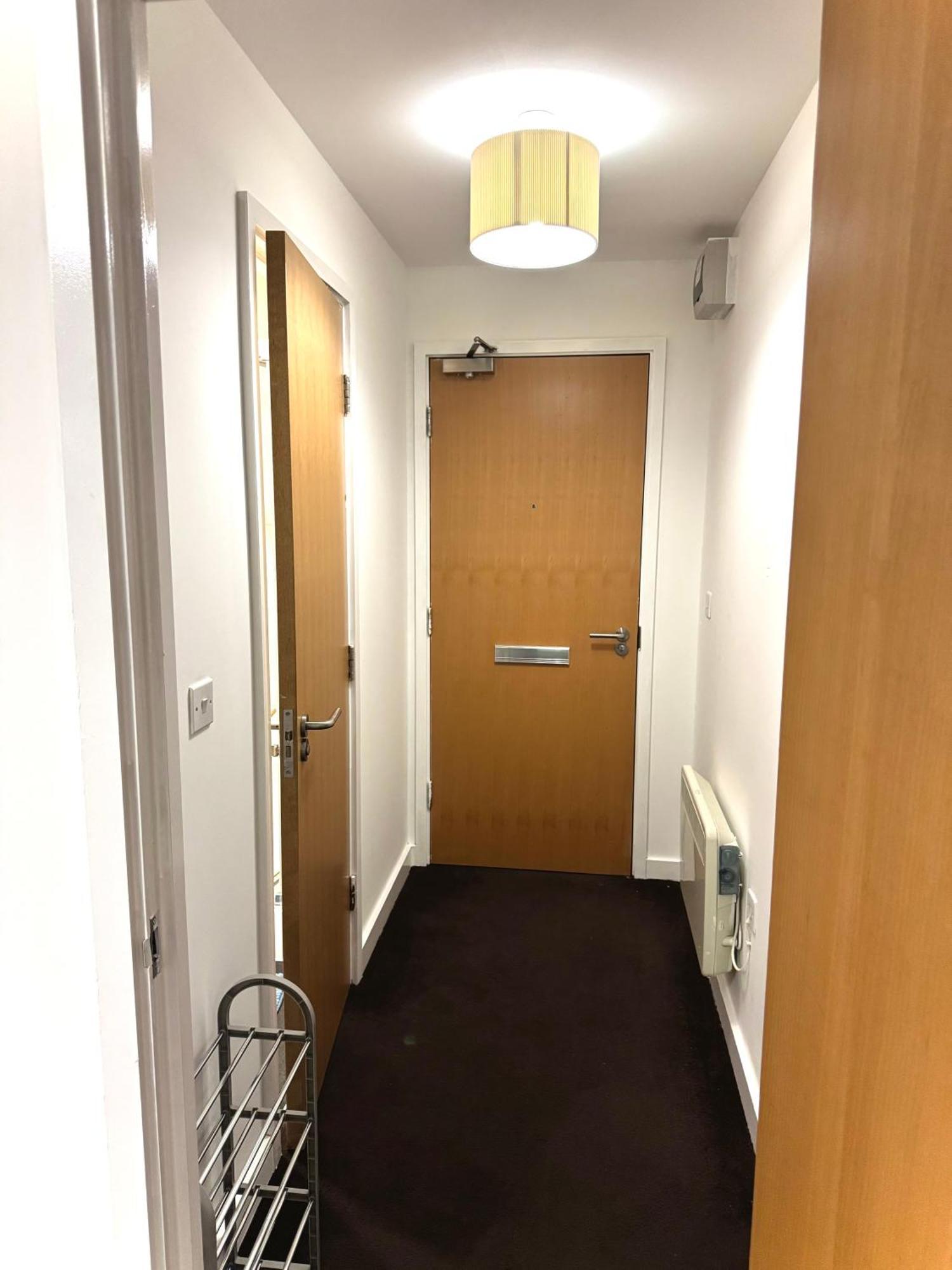 Chic Trafford Apartment, Private Underground Parking, Fast Wi-fi, Self Check-in Anytime, 5 Mins To Old Trafford Stadium Apartment