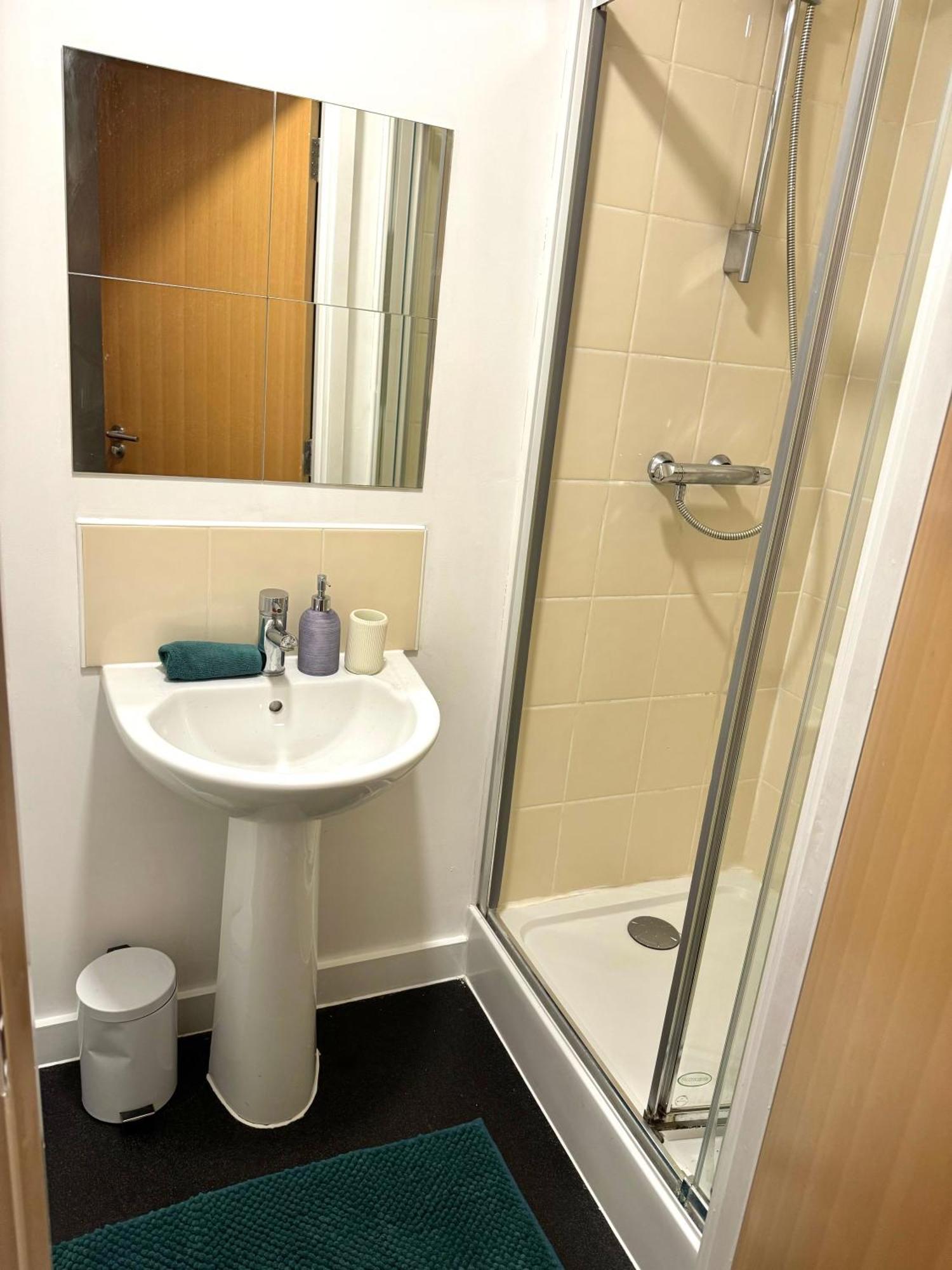 The Trafford Luxe , Garage Parking, Self Check-in Anytime - Perfect For Late Arrivals, Ultra- Fast Wi-fi, 5 Mins To Old Trafford Stadium