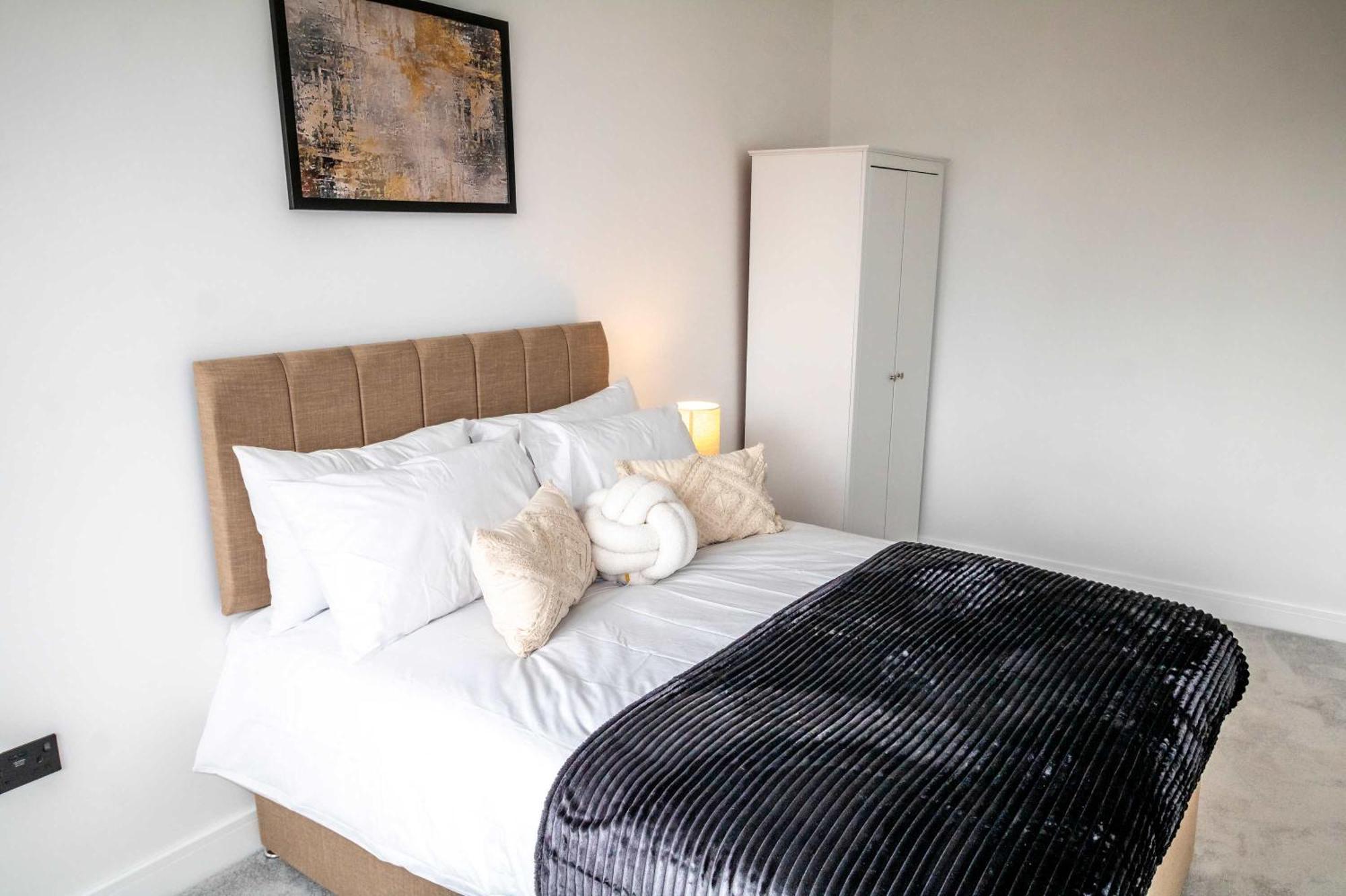 Modern And Sleek 2 Bed Flat In Apartment *