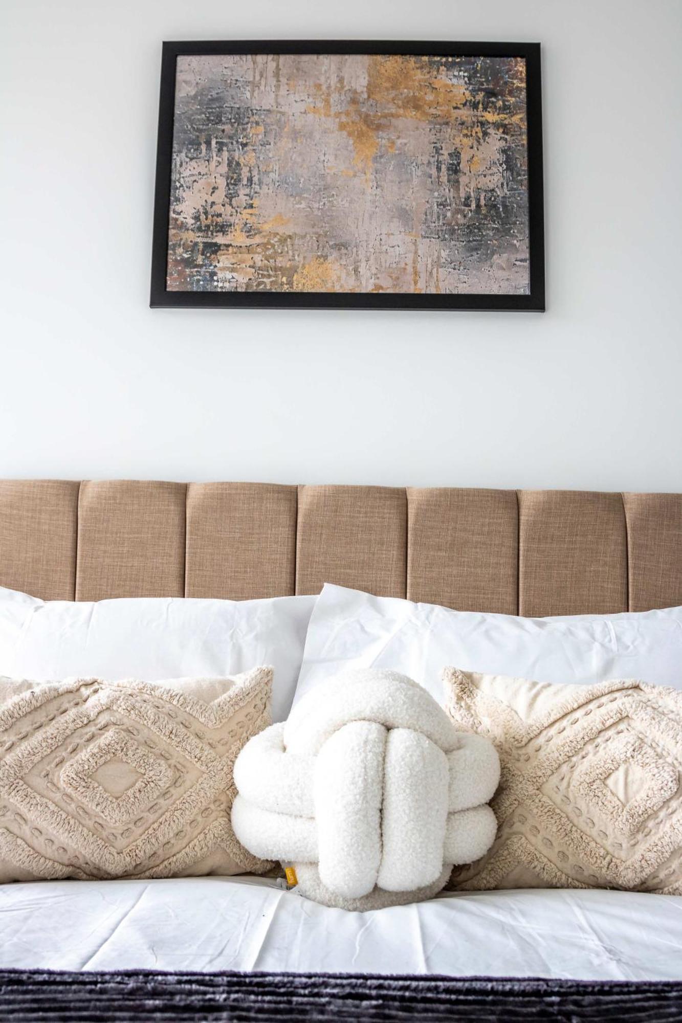 Modern And Sleek 2 Bed Flat In