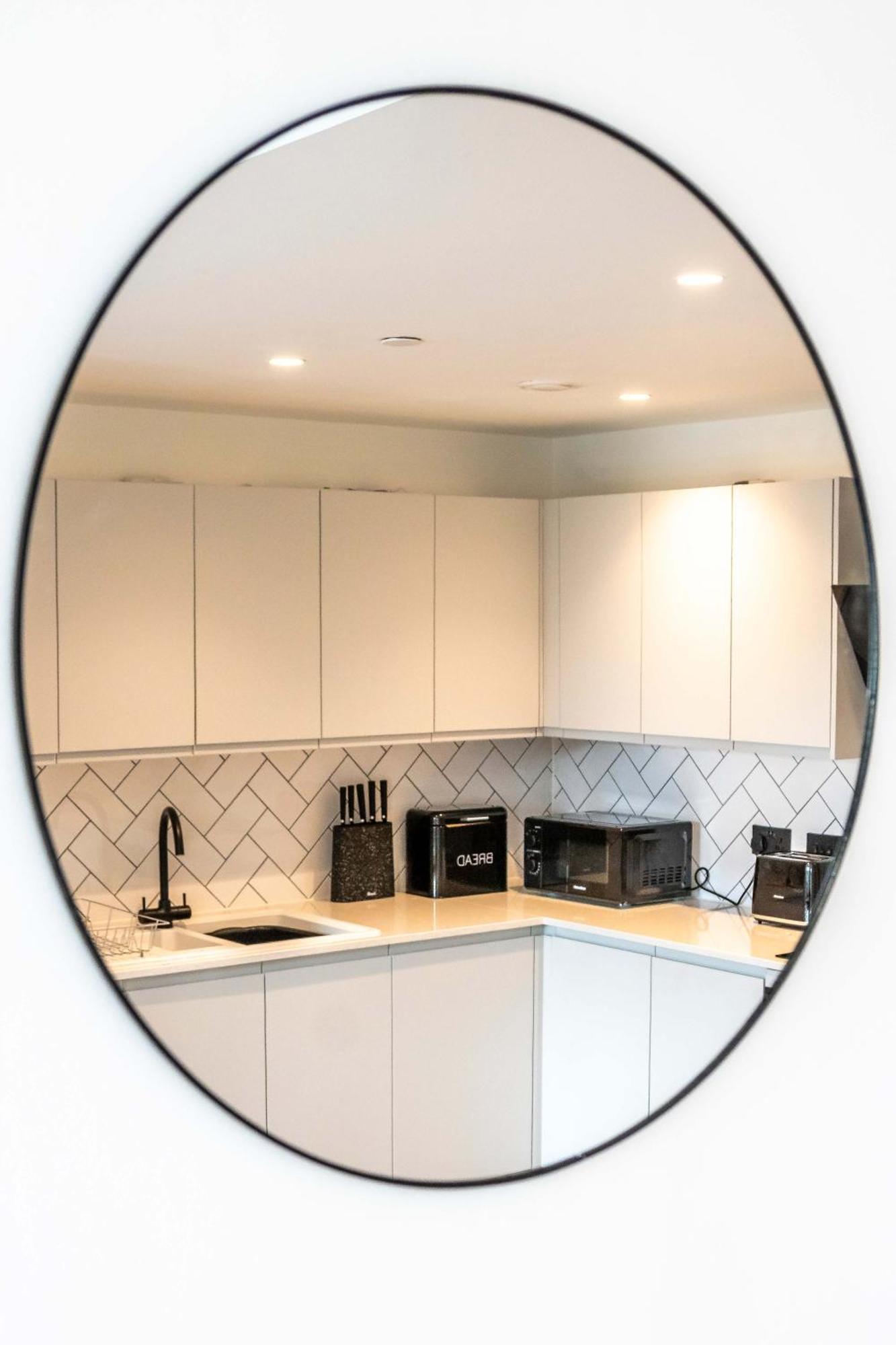 Modern And Sleek 2 Bed Flat In Apartment Manchester