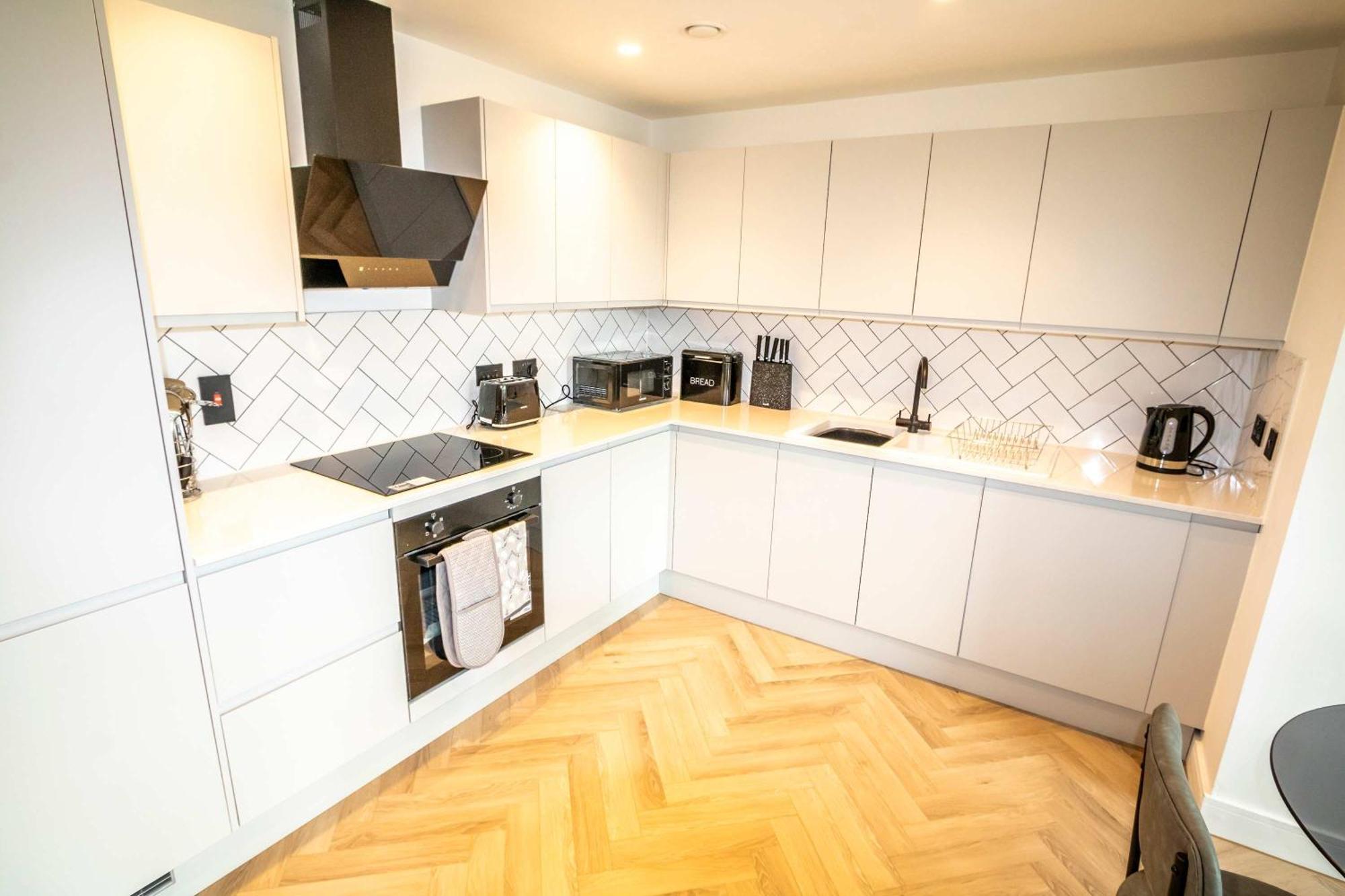 Modern And Sleek 2 Bed Flat In *