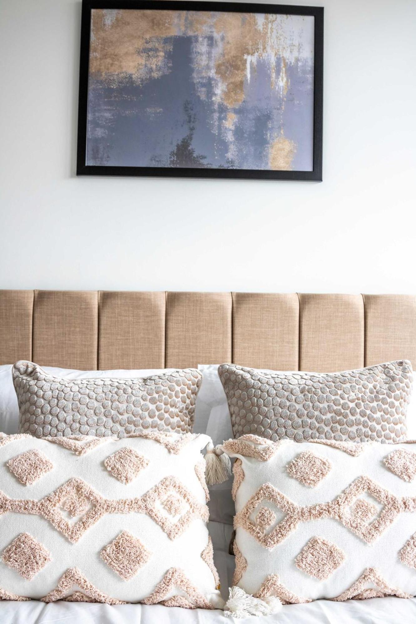 Modern And Sleek 2 Bed Flat In Apartment *