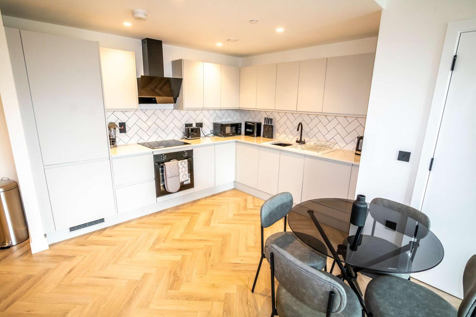 Modern And Sleek 2 Bed Flat In