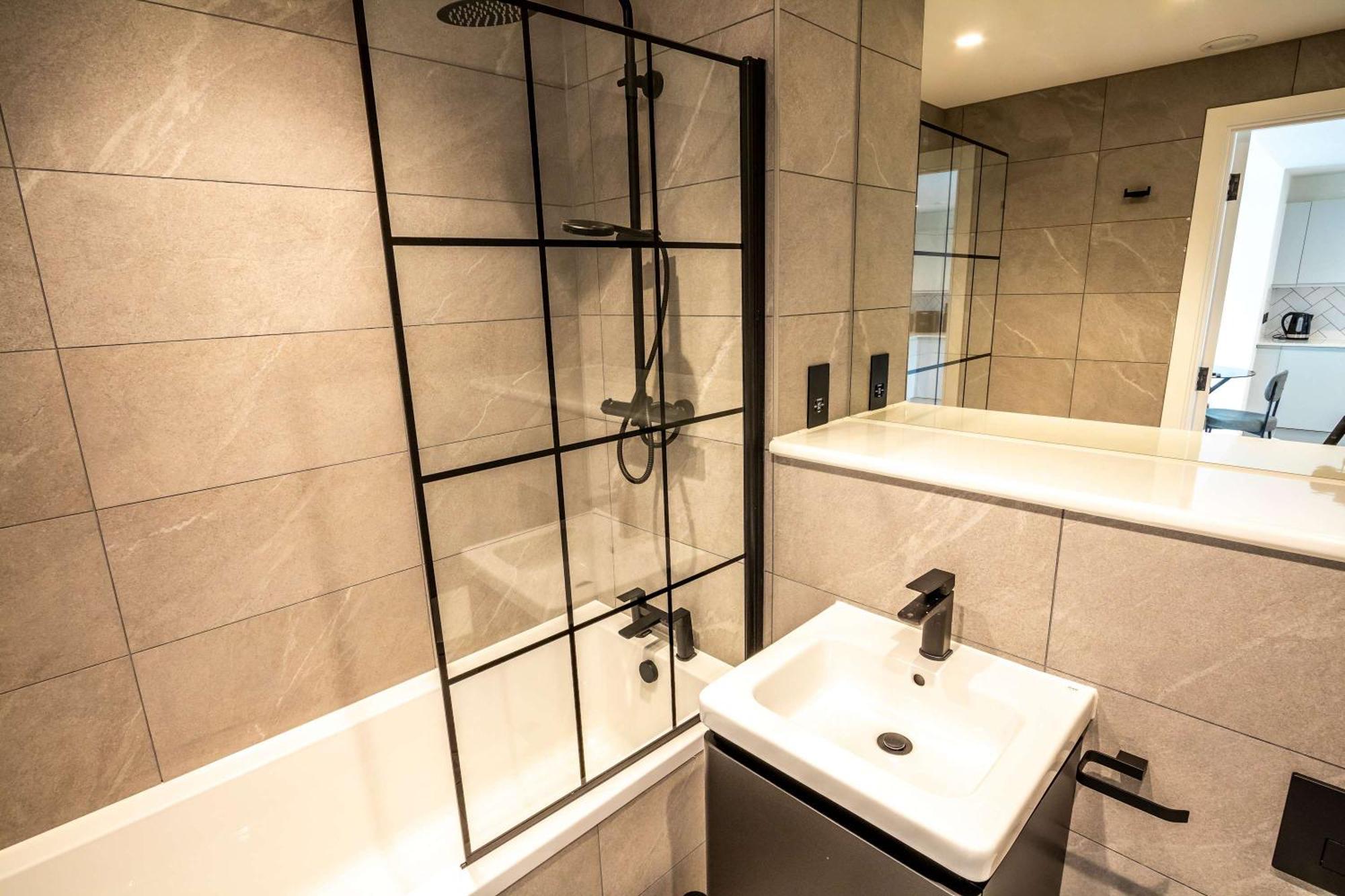 Modern And Sleek 2 Bed Flat In Apartment *