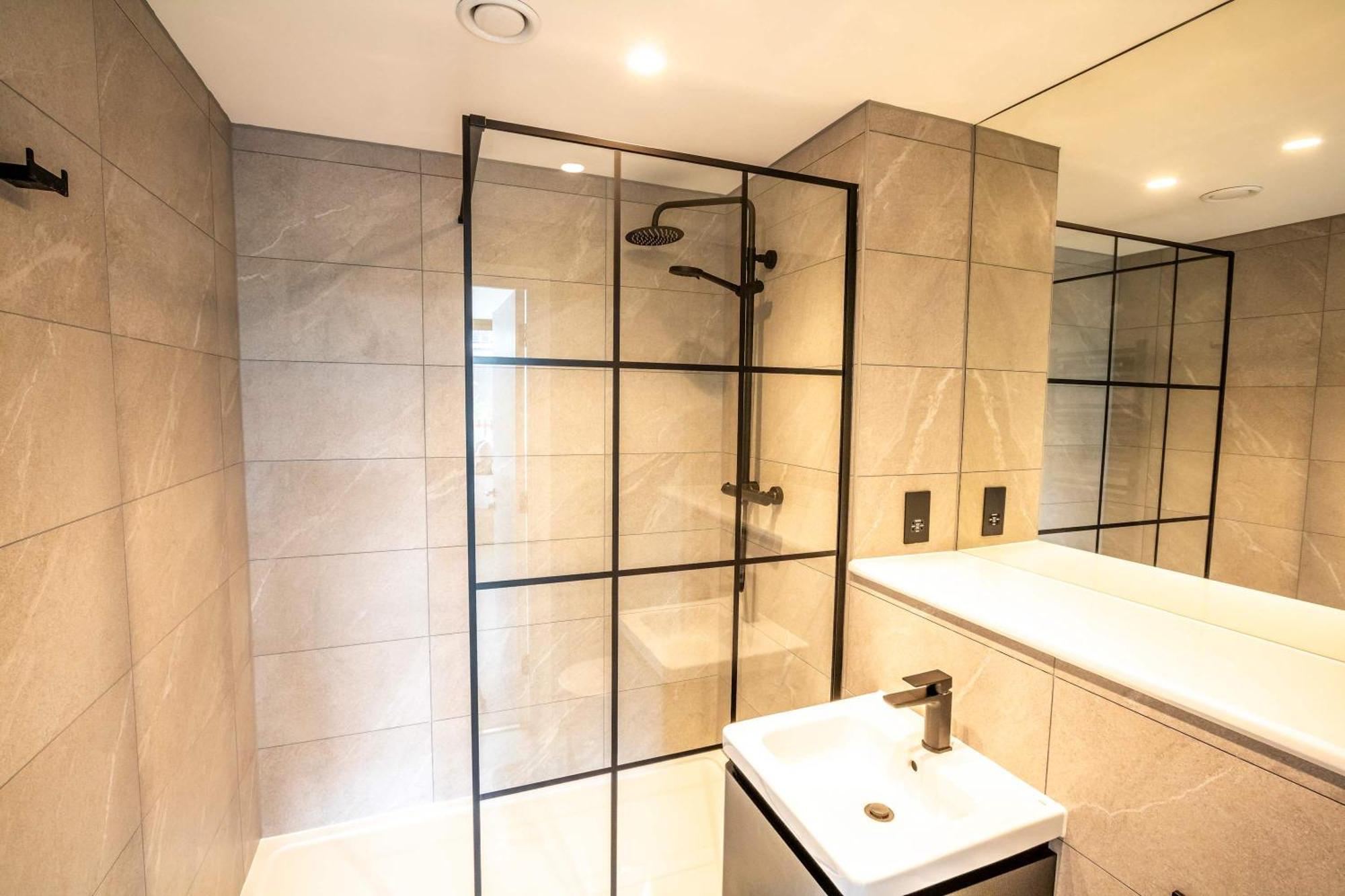 Apartment Modern And Sleek 2 Bed Flat In *