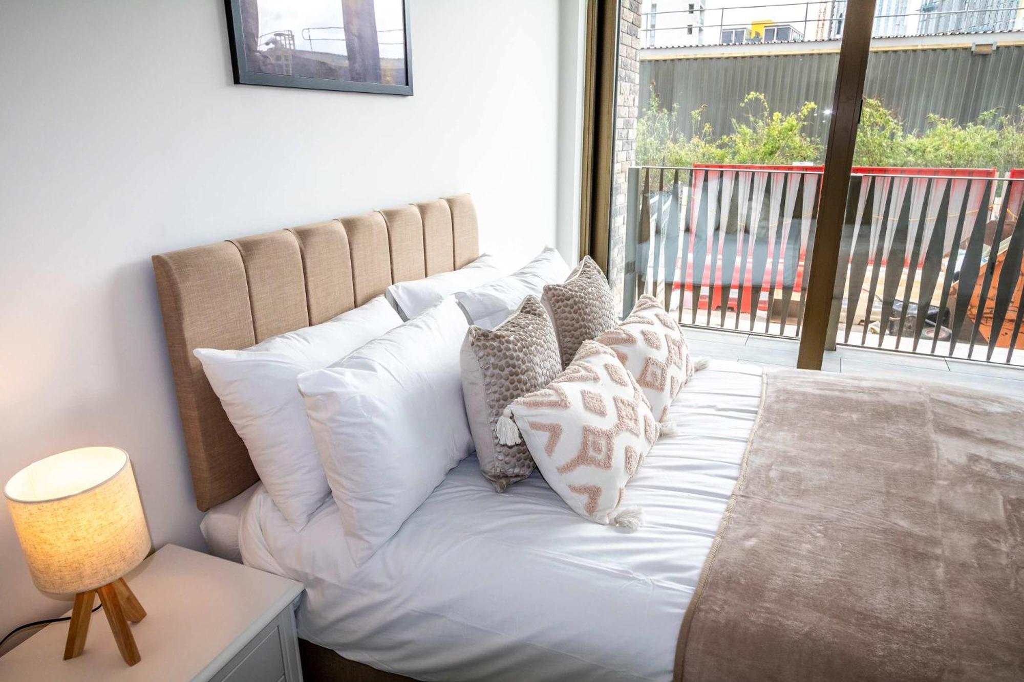 Modern And Sleek 2 Bed Flat In * Manchester