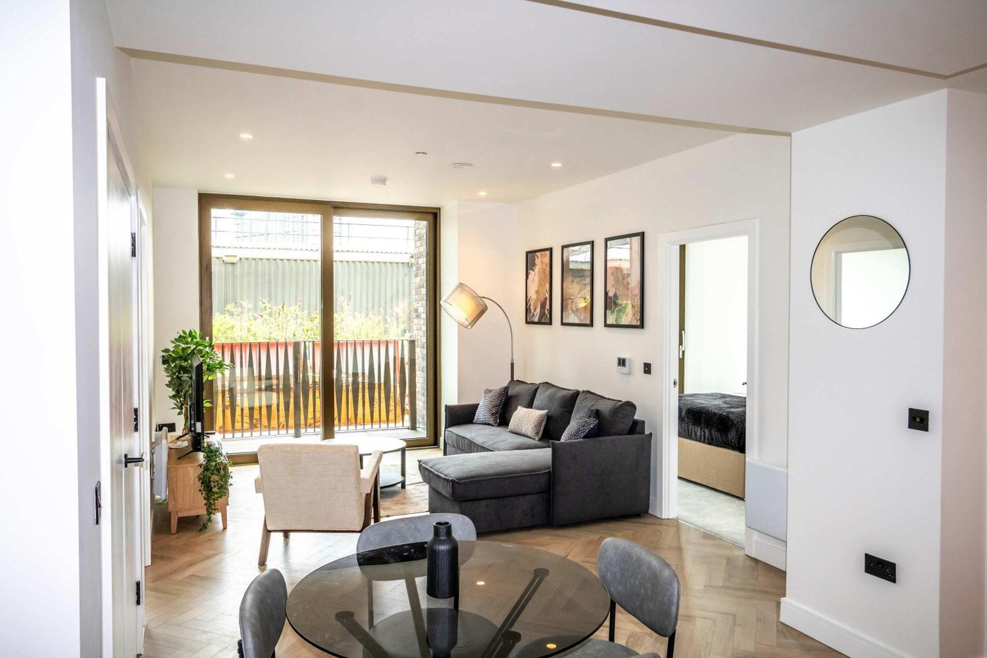 Modern And Sleek 2 Bed Flat In Apartment