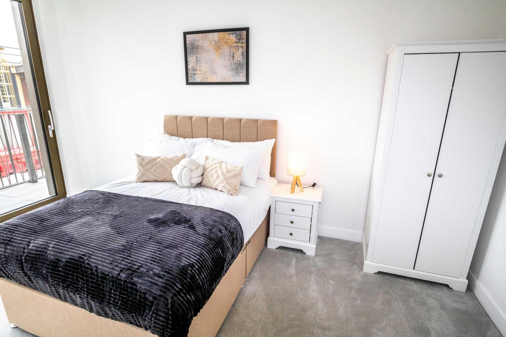 Modern And Sleek 2 Bed Flat In Apartment *