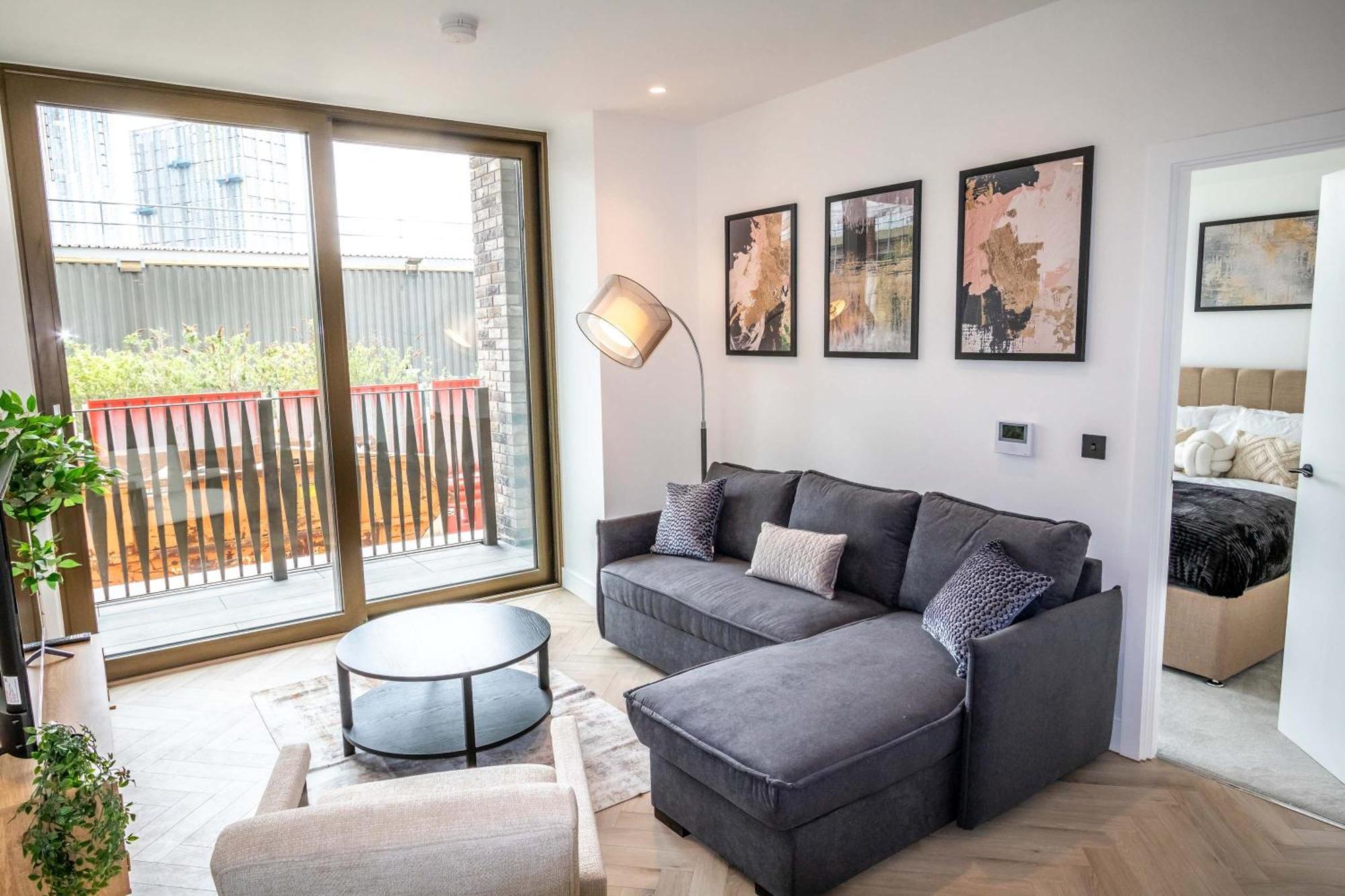 Modern And Sleek 2 Bed Flat In Apartment Manchester