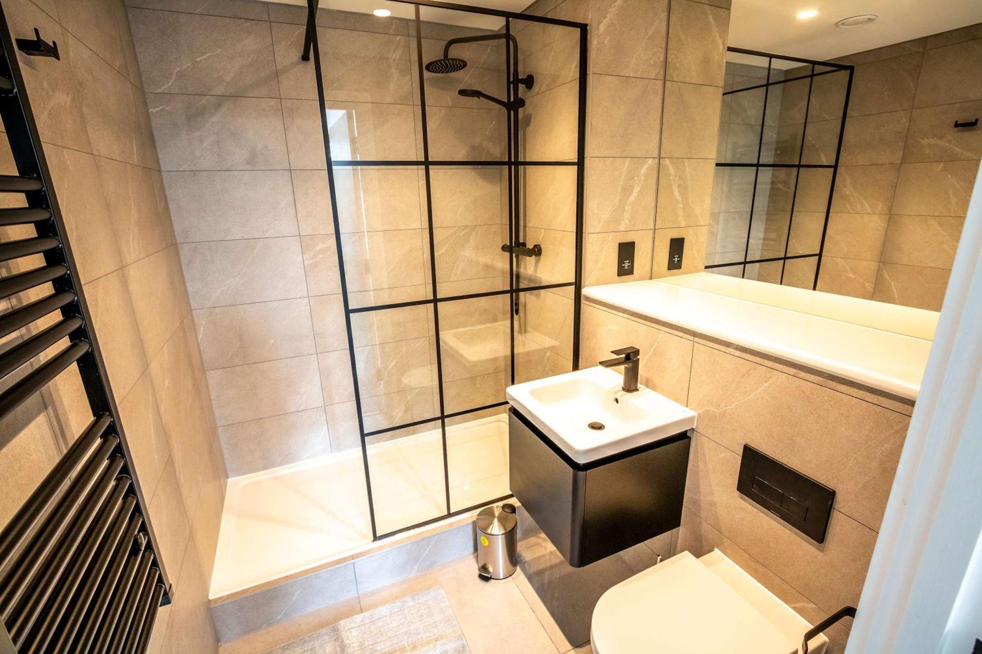 Modern And Sleek 2 Bed Flat In