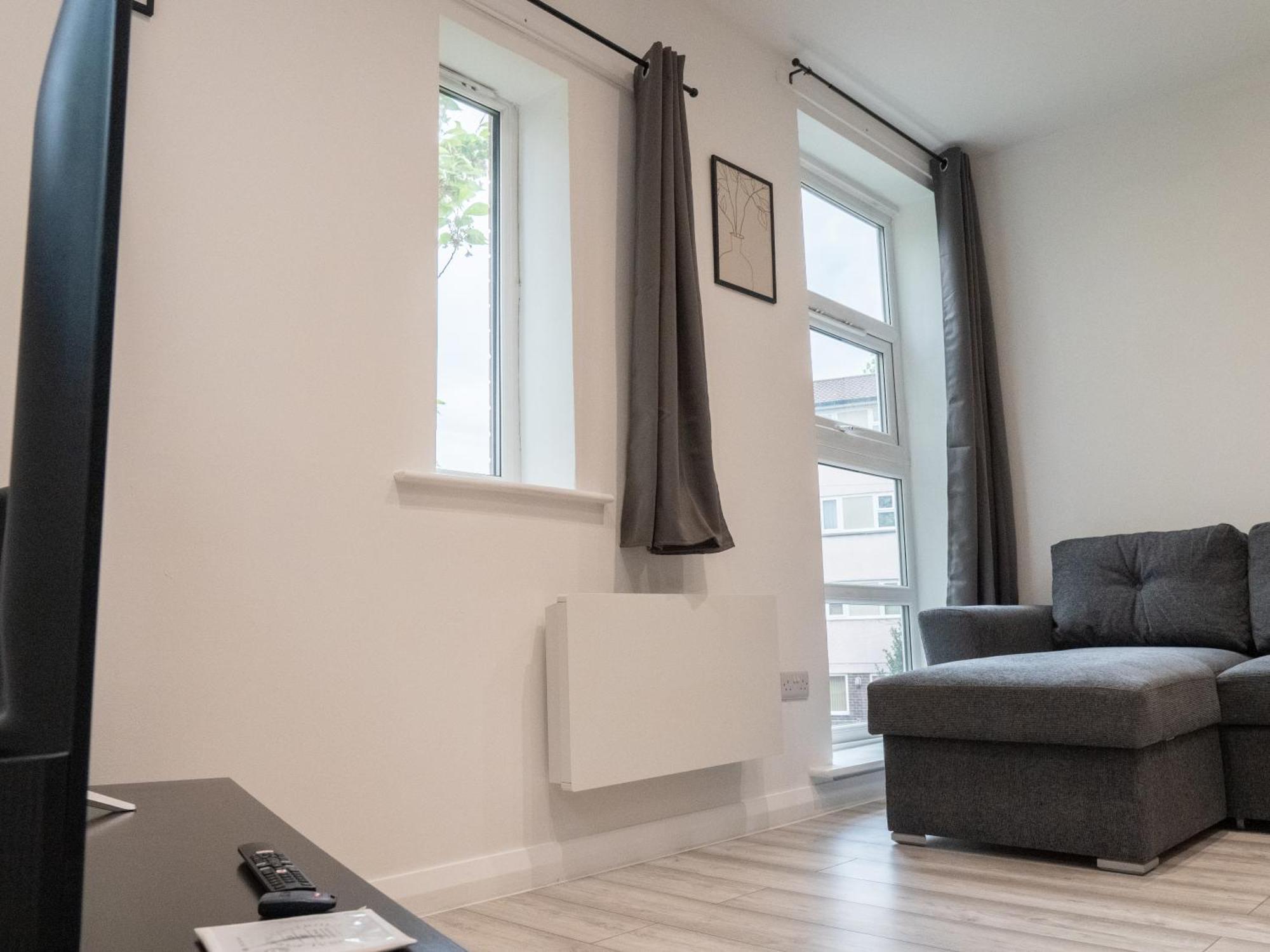 Stunning Modern 2 Bed Flat, With Parking, Near Town * Manchester