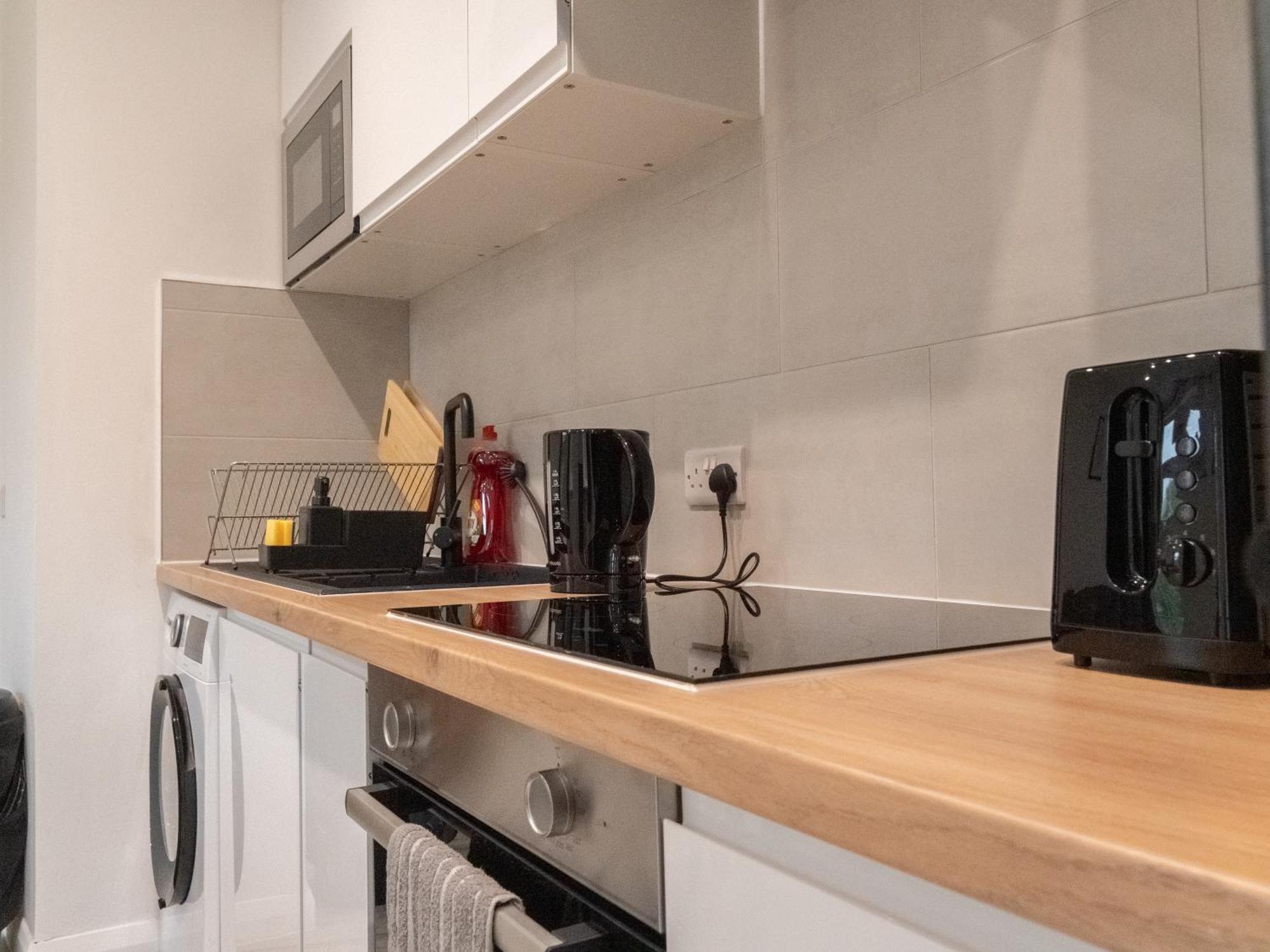 Stunning Modern 2 Bed Flat, With Parking, Near Town * Manchester