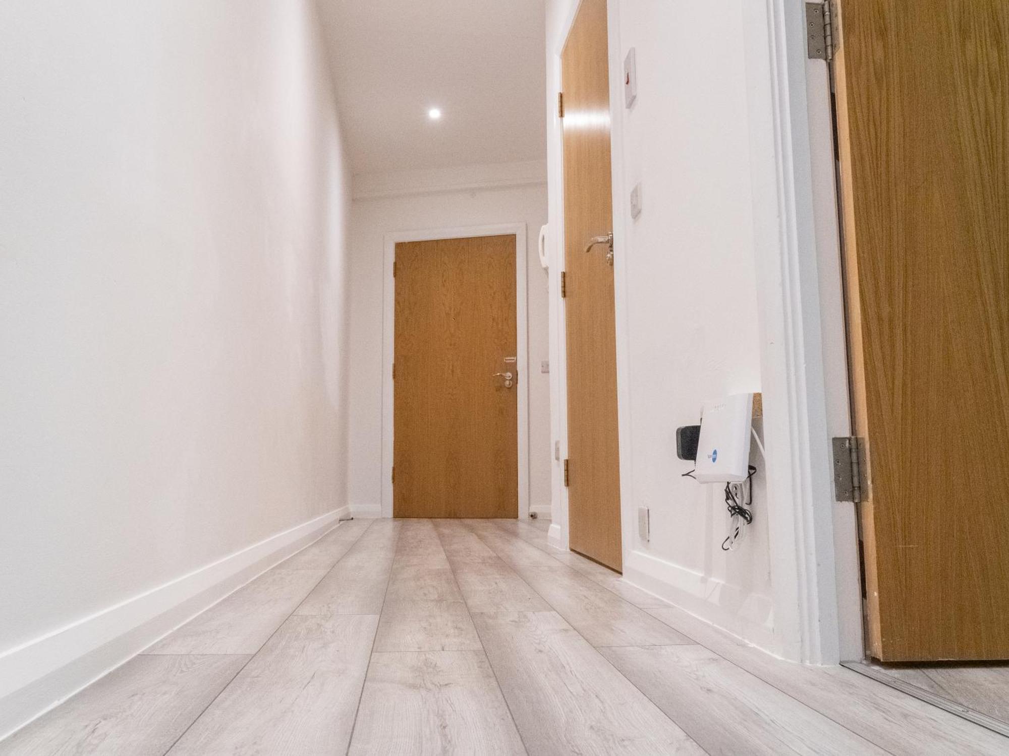Stunning Modern 2 Bed Flat, With Parking, Near Town