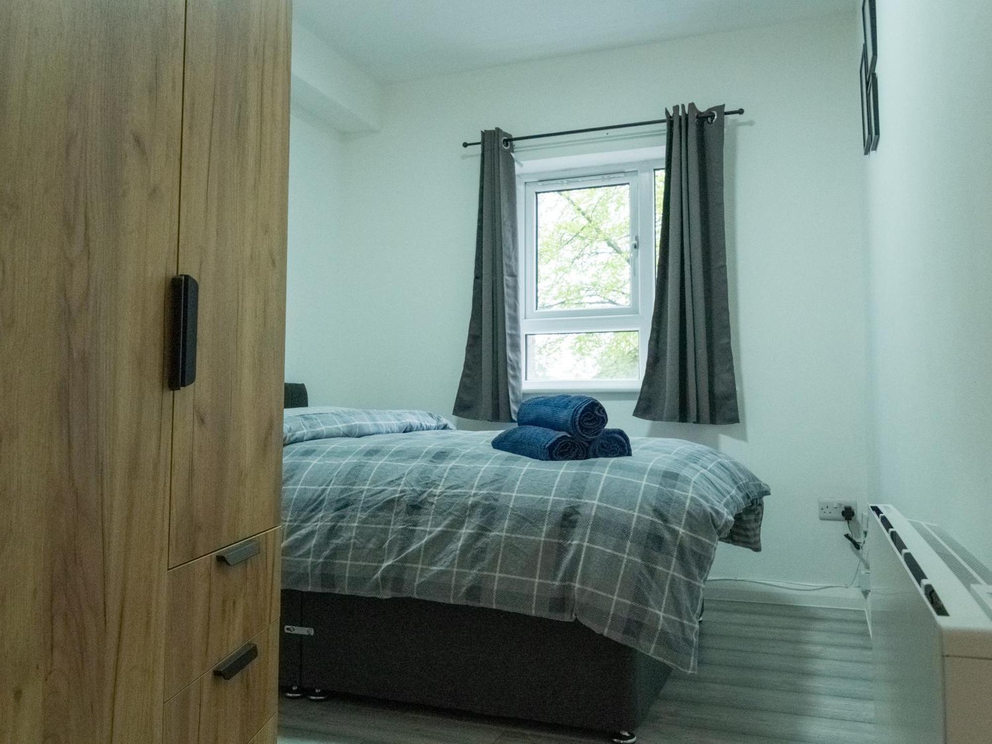 Stunning Modern 2 Bed Flat, With Parking, Near Town Appartement